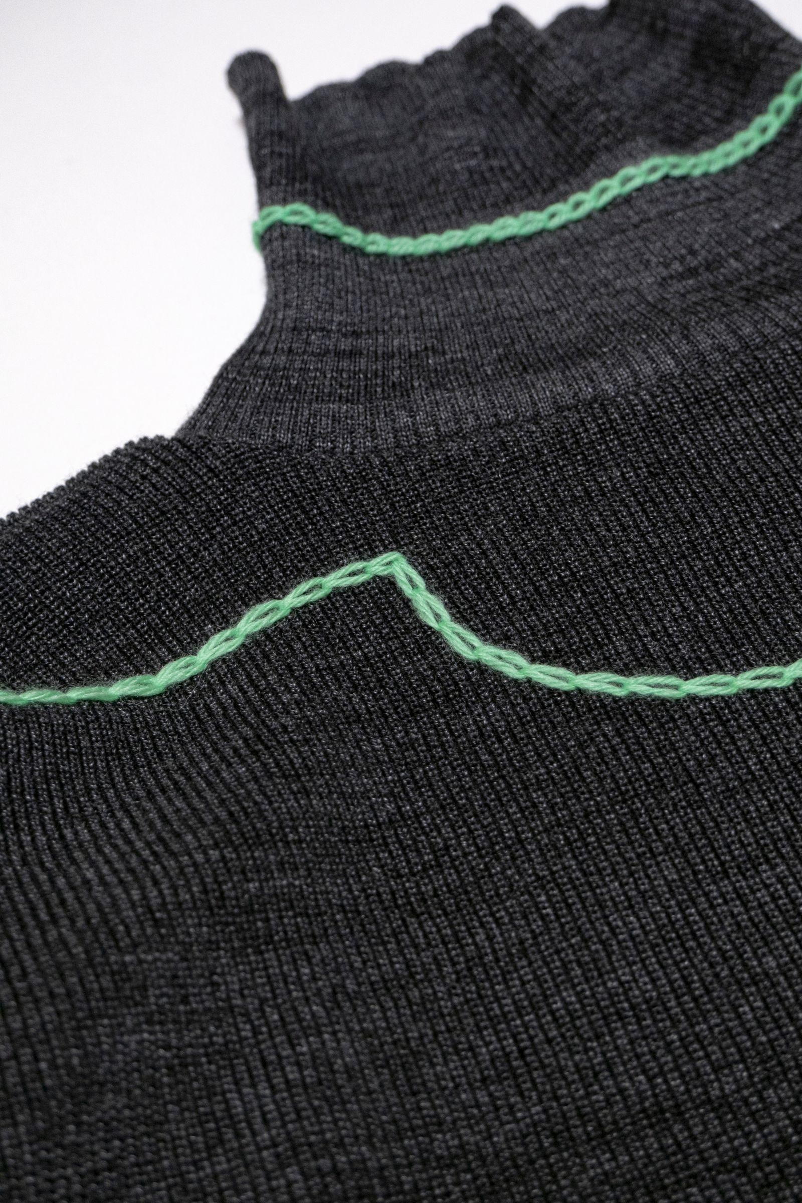 previous sweater / charcoal×green stitch