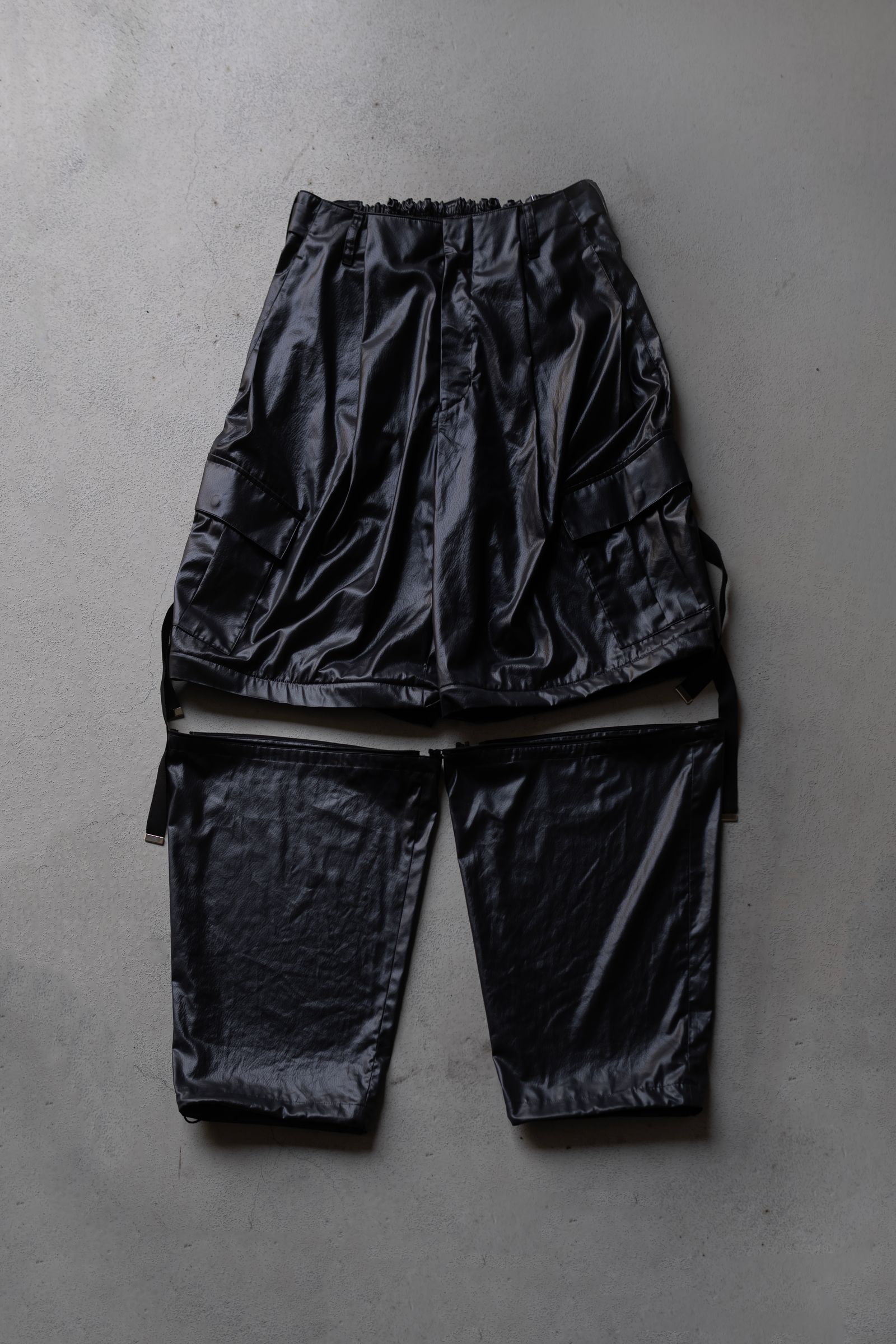 "FAKE-FAKE LEATHER II" DETACHABLE WIDE CARGO PANTS / BLACK