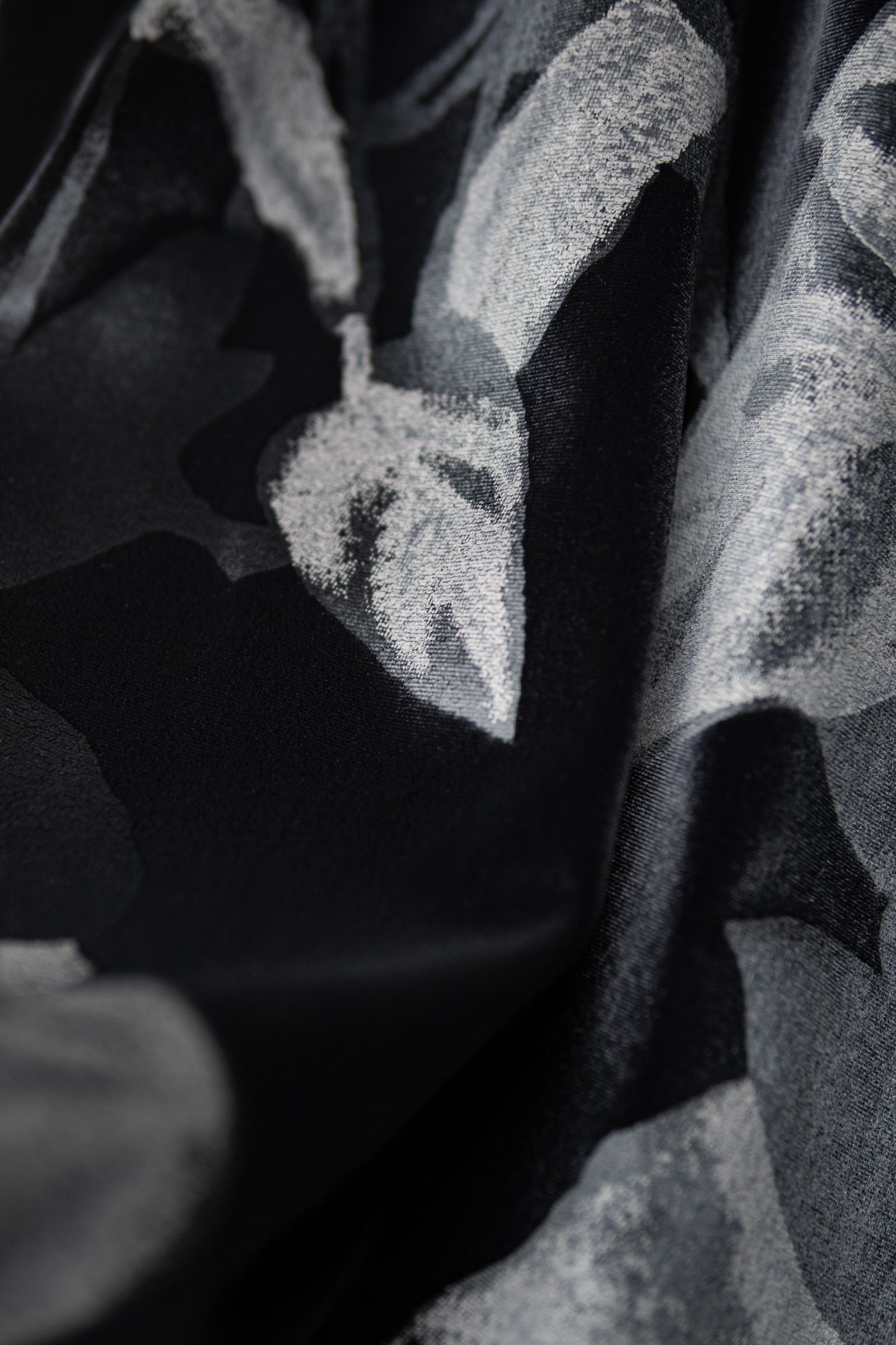 Crew Neck Side Vent Pullover / BLACK