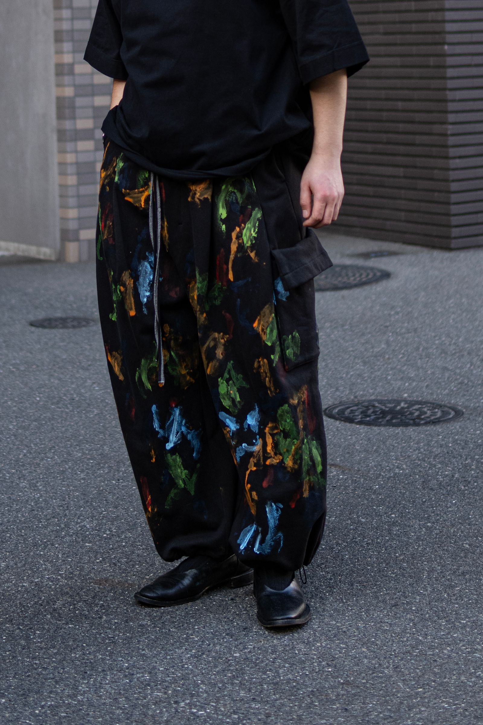 ORDINARY HOME DELIVERYMAN WITH HAND PAINTING / COLOURLESS BLACK