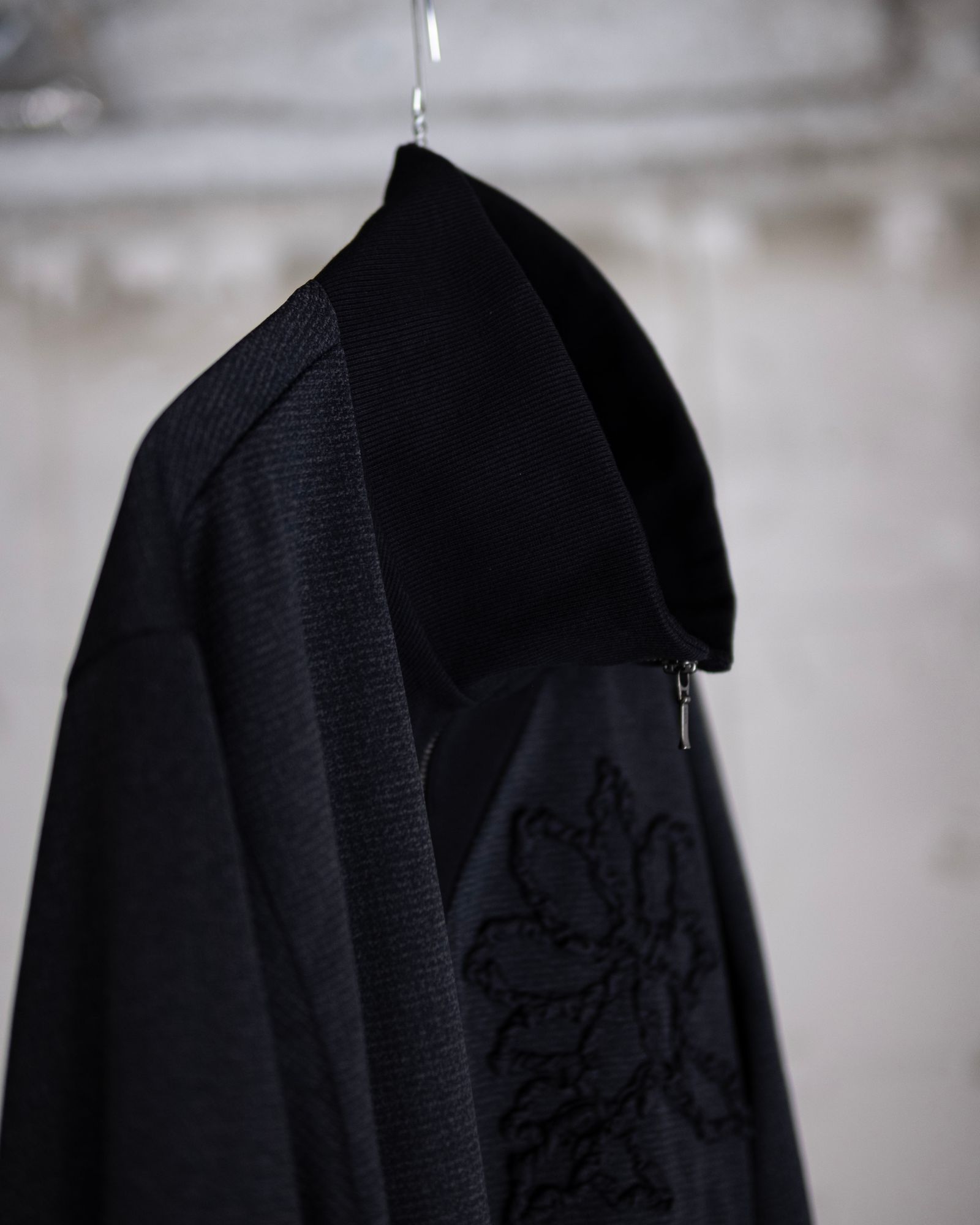 Tape embroidery track JKT / gry