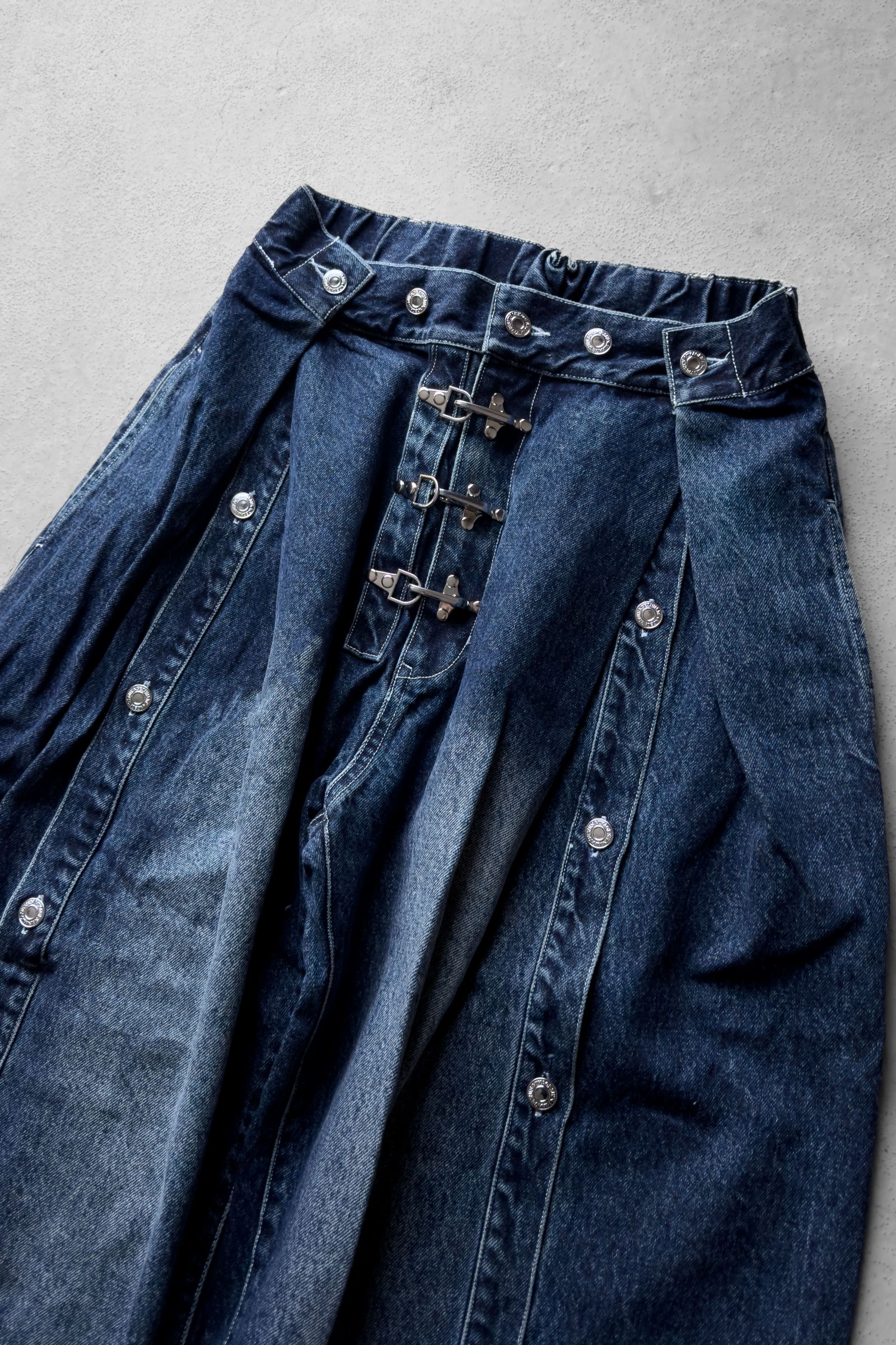 Silver Buckle Double Tuck Denim Pants / Navy