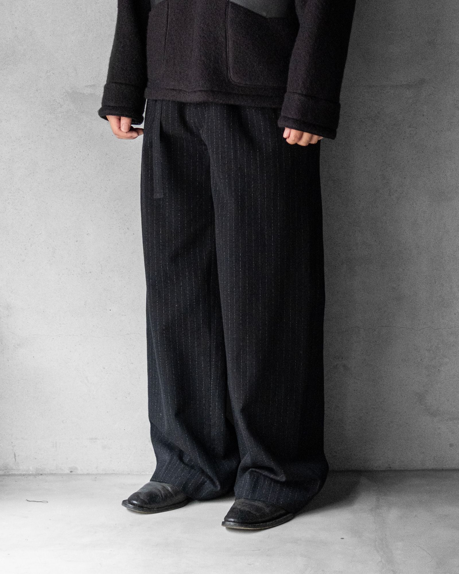 BELTED BAGGY PANTS / BLACK STRIPE
