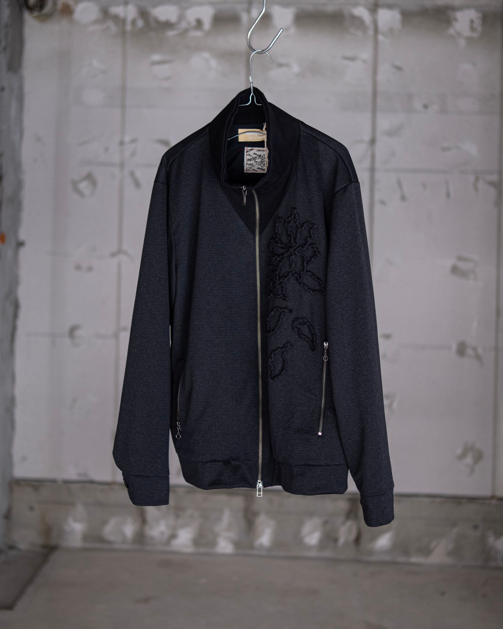 Tape embroidery track JKT / gry