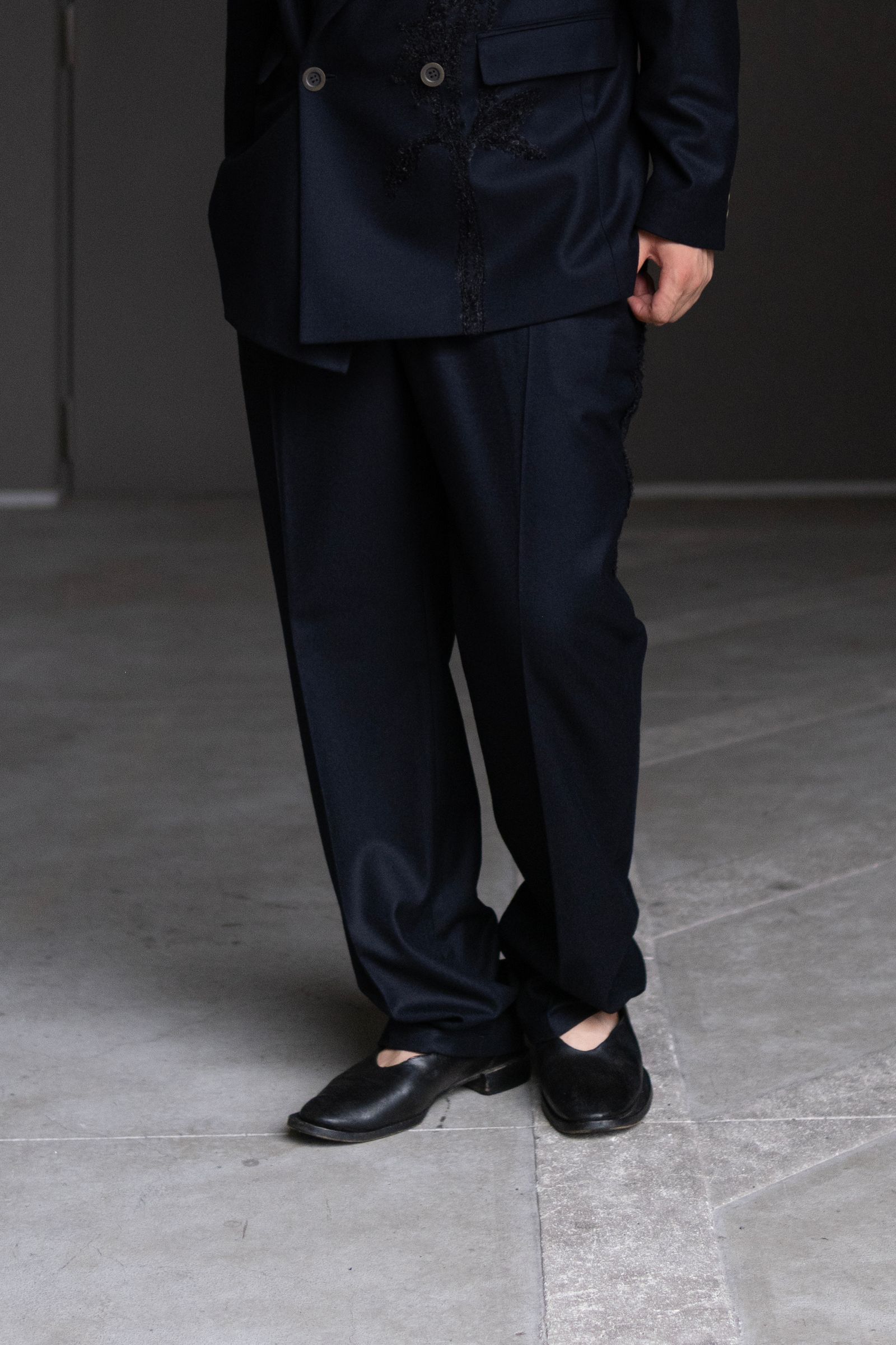 Code embroidery trousers / nvy