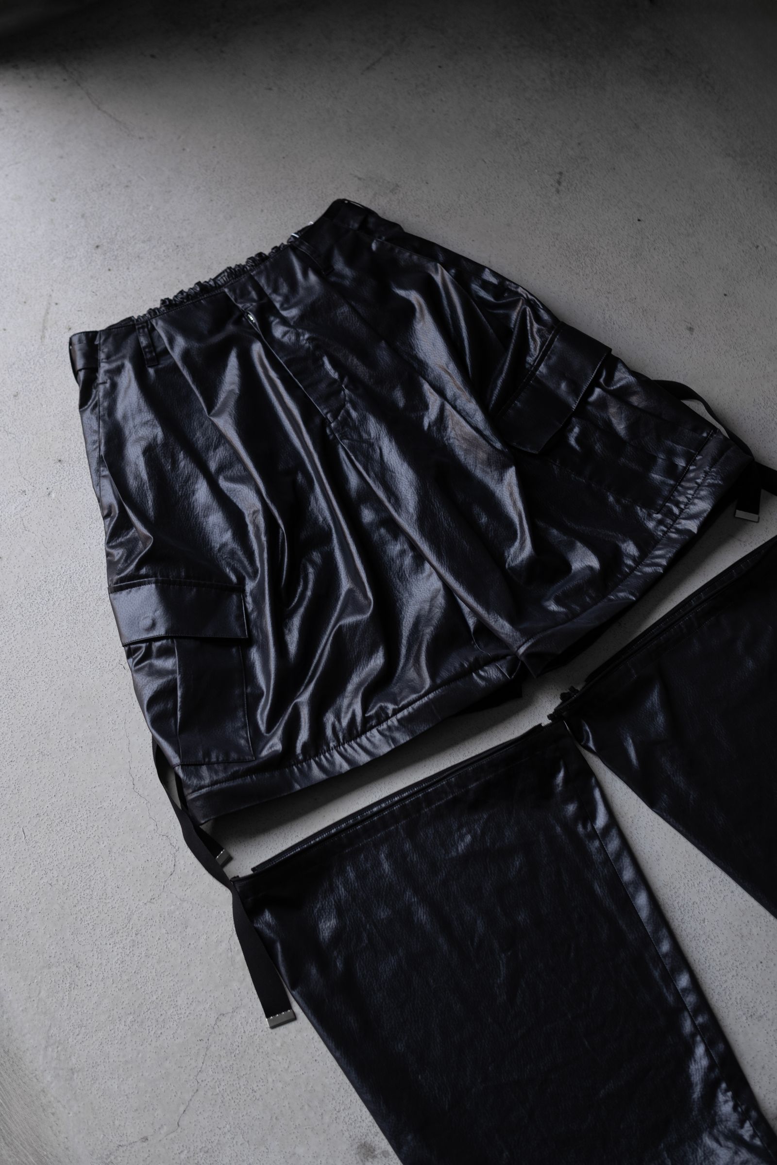 "FAKE-FAKE LEATHER II" DETACHABLE WIDE CARGO PANTS / BLACK