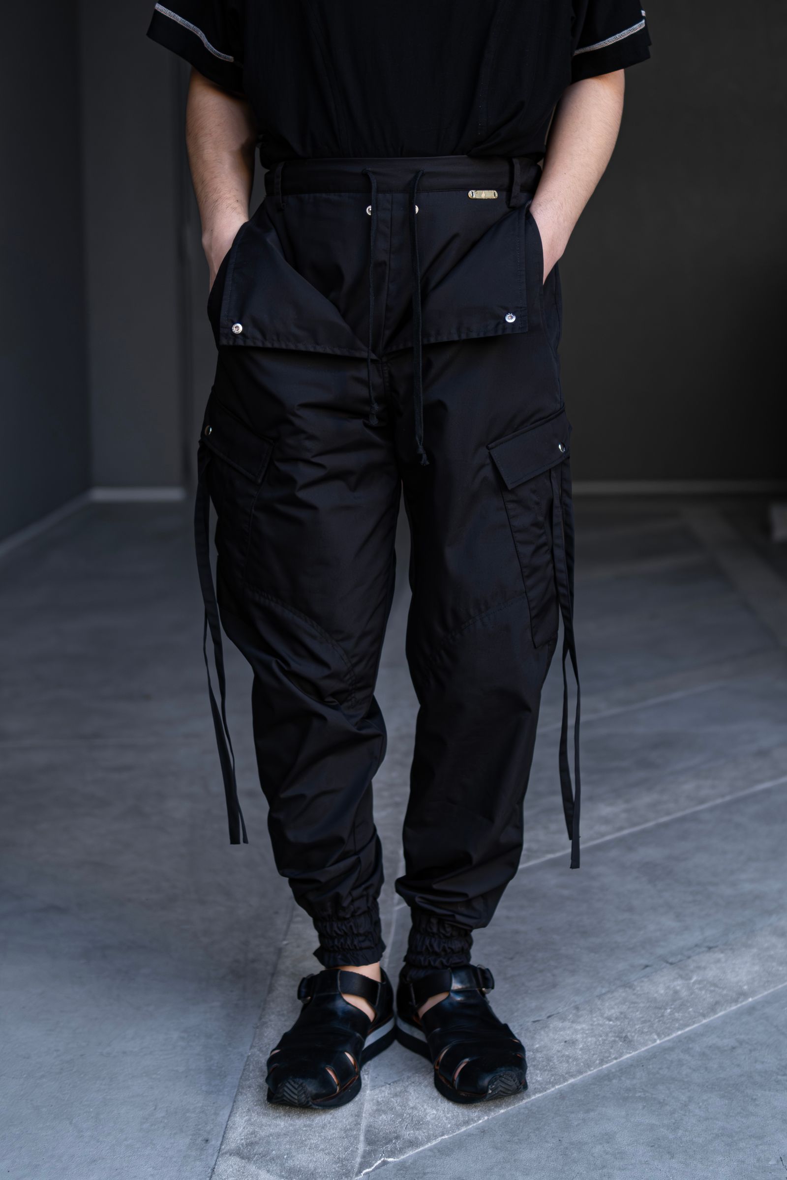 tech cargo pants / black
