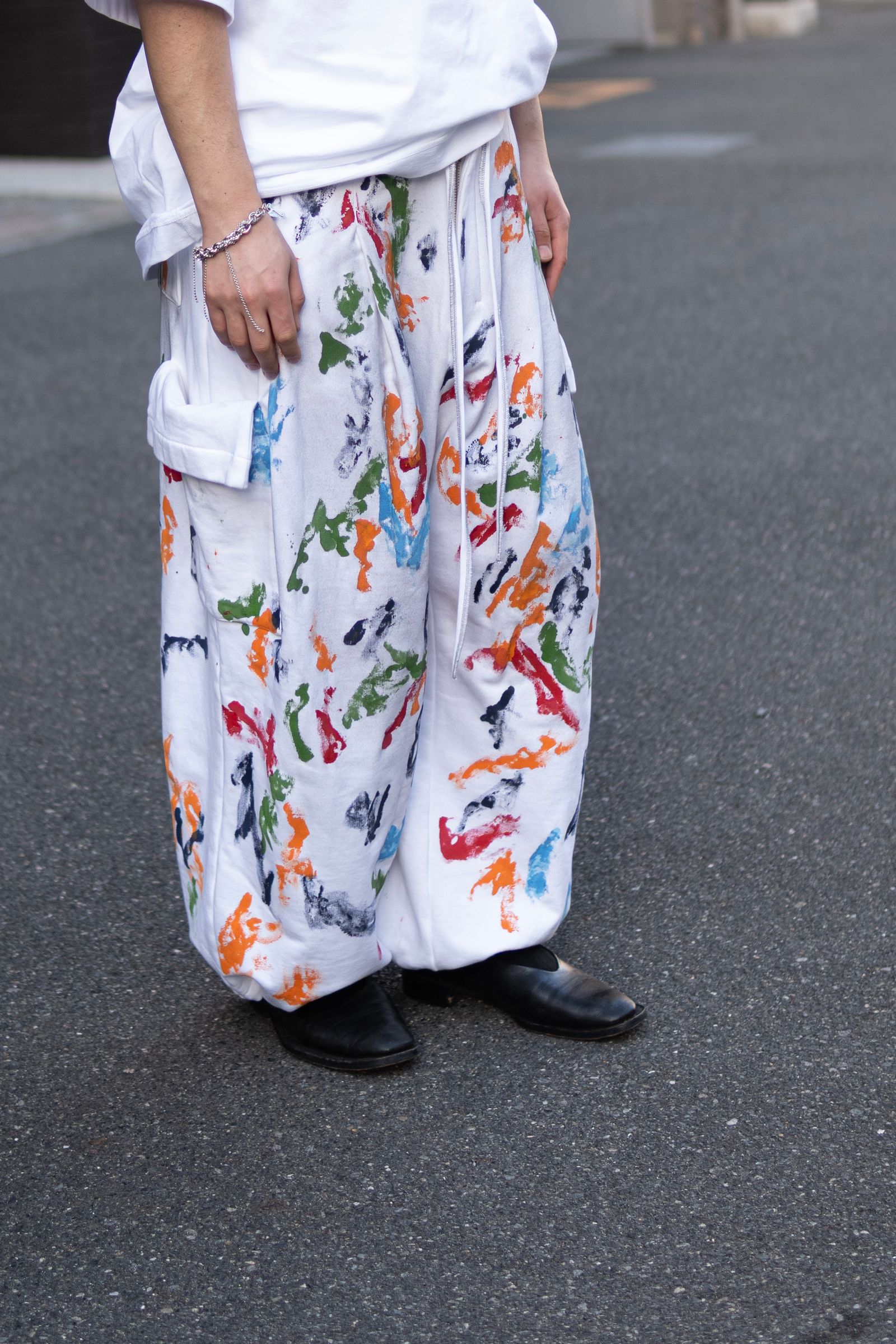 ORDINARY HOME DELIVERYMAN WITH HAND PAINTING / COLOURLESS WHITE