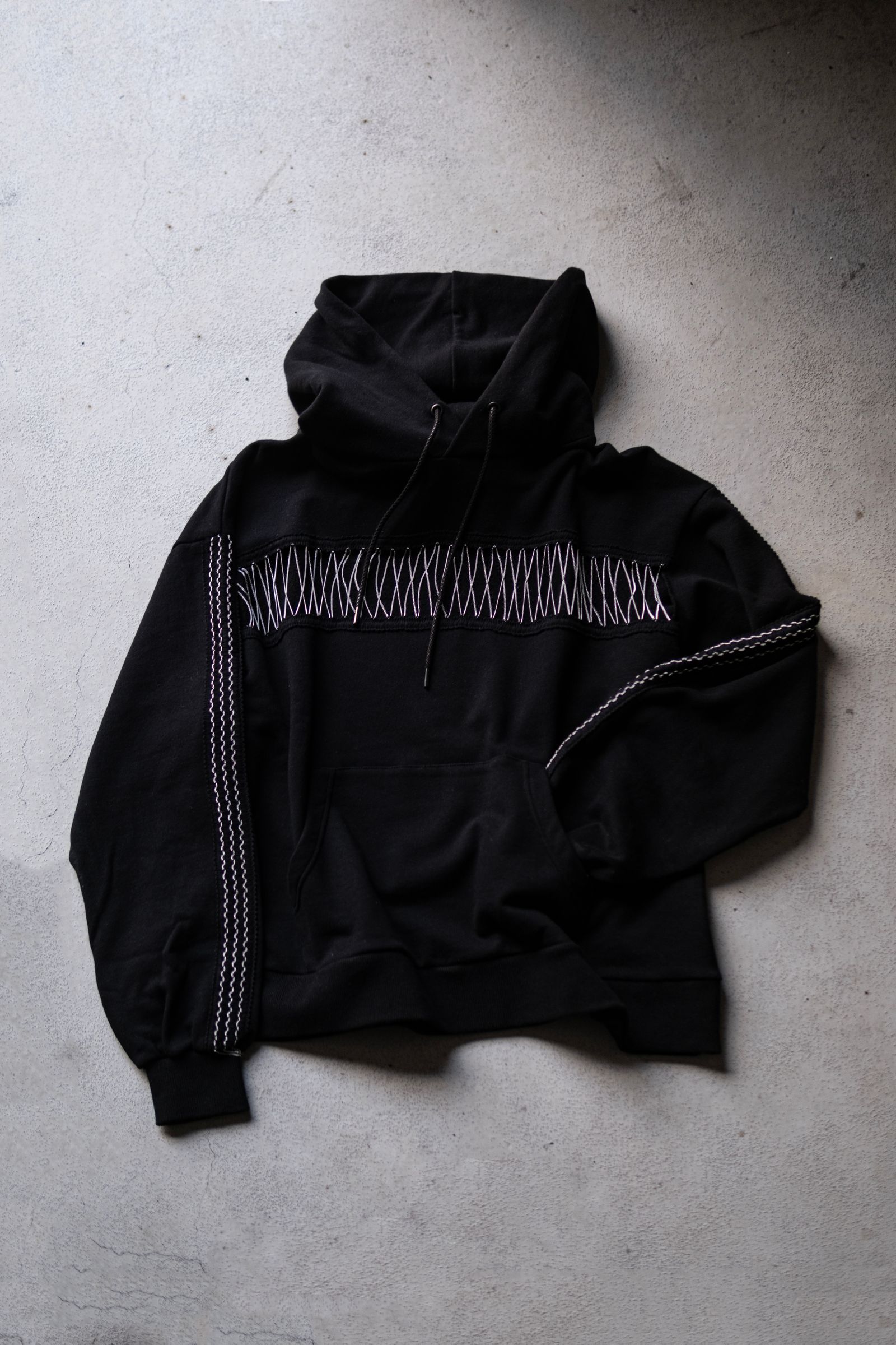 Chain tape hoodie / blk