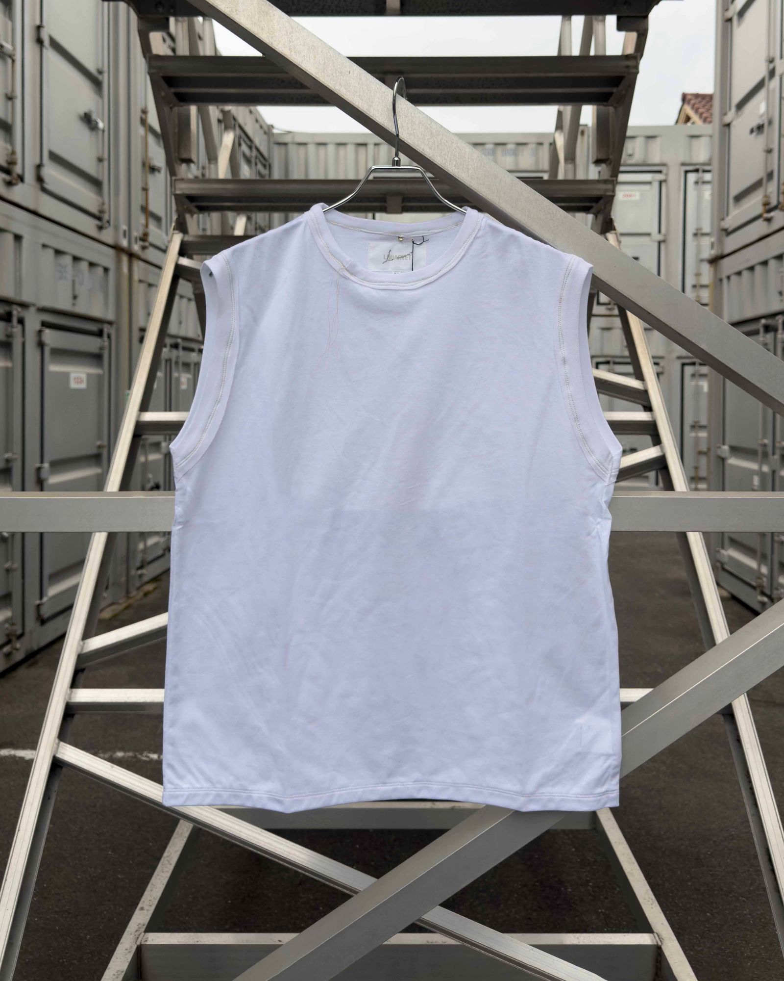 “TUGIHAGI” Neck Sleeveless / White