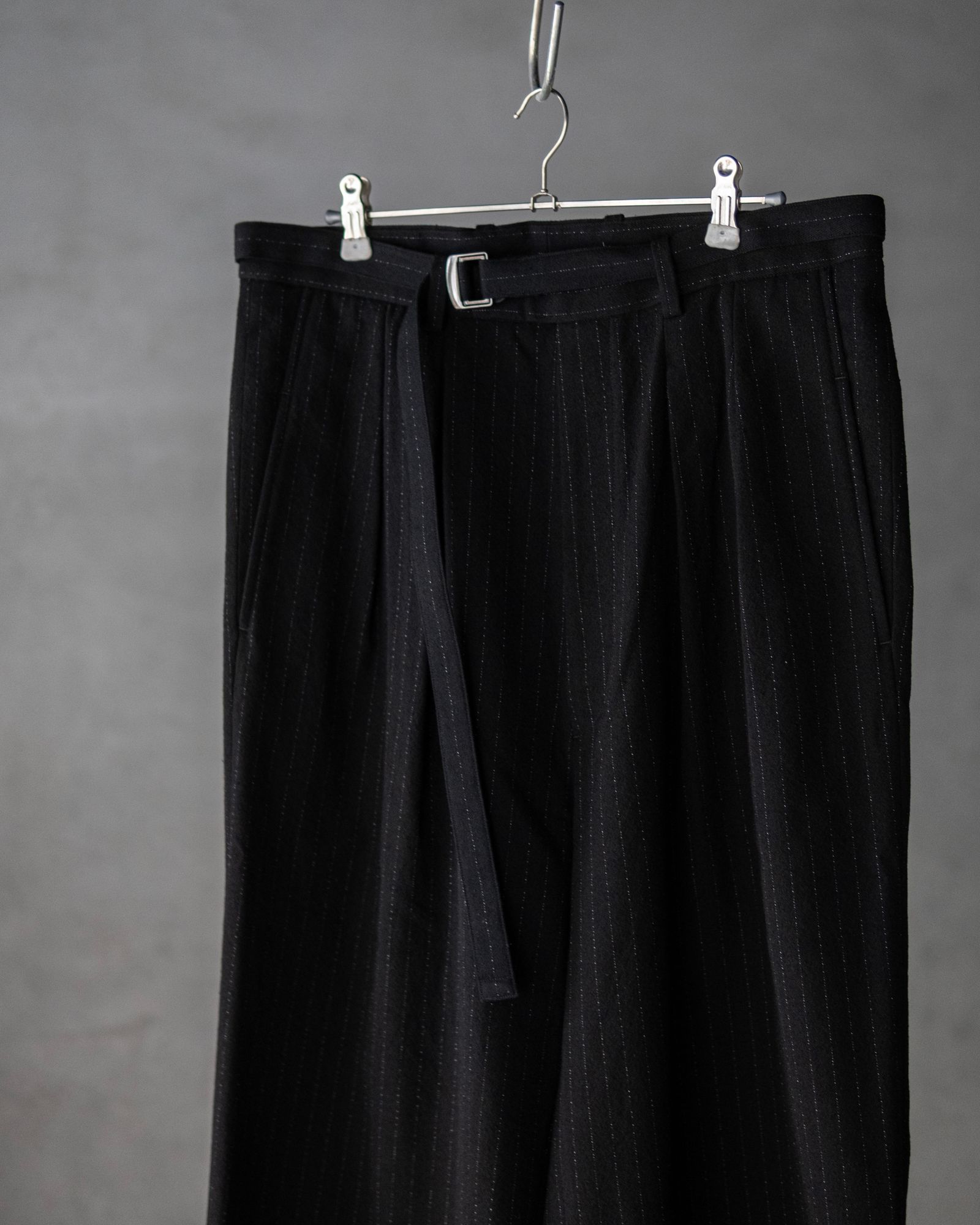 BELTED BAGGY PANTS / BLACK STRIPE
