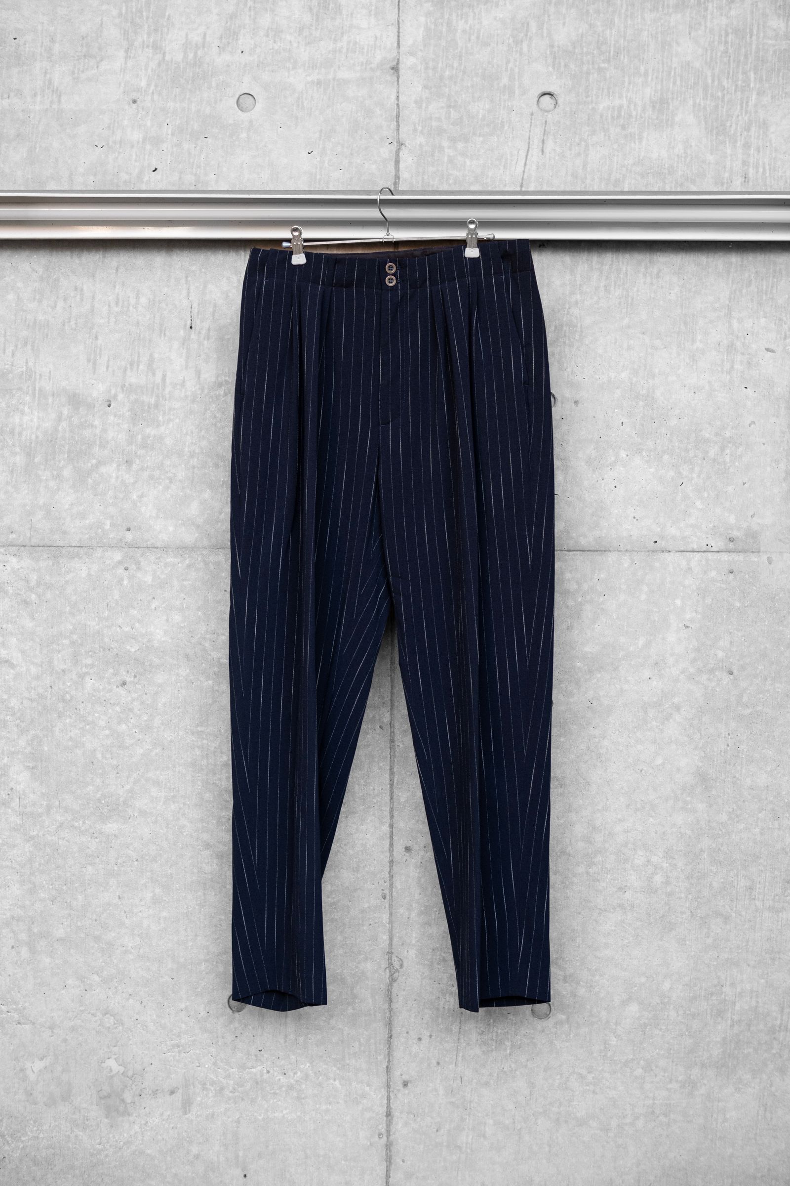 Worsted striped 4 tuck trousers / nvy