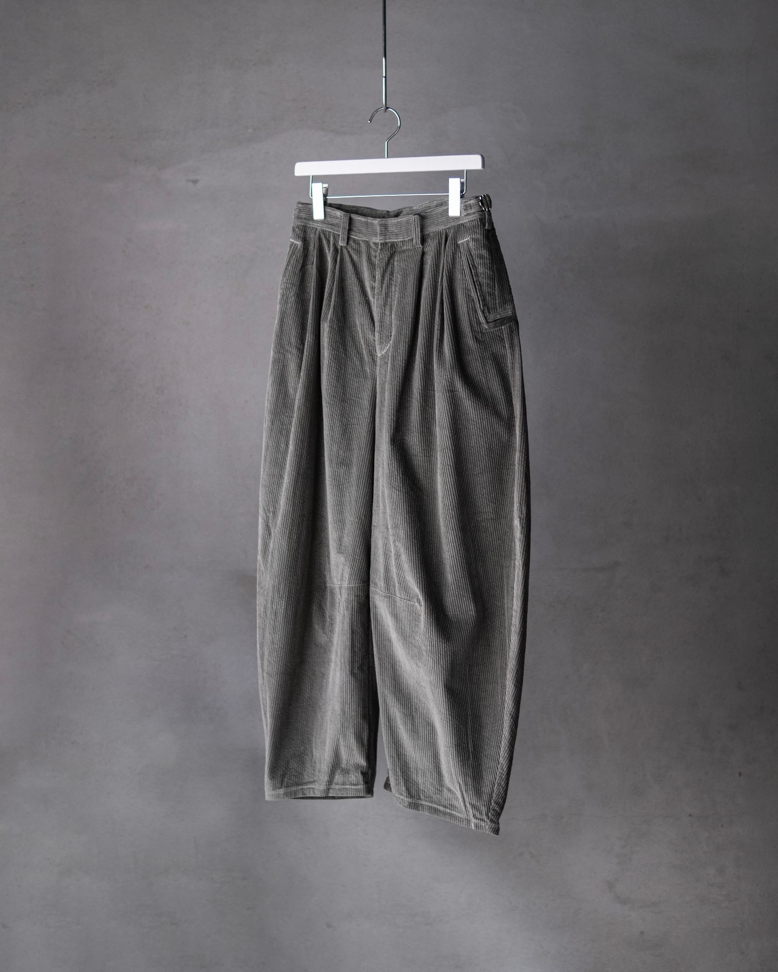 STRUCTURE BARREL TROUSERS / Khaki