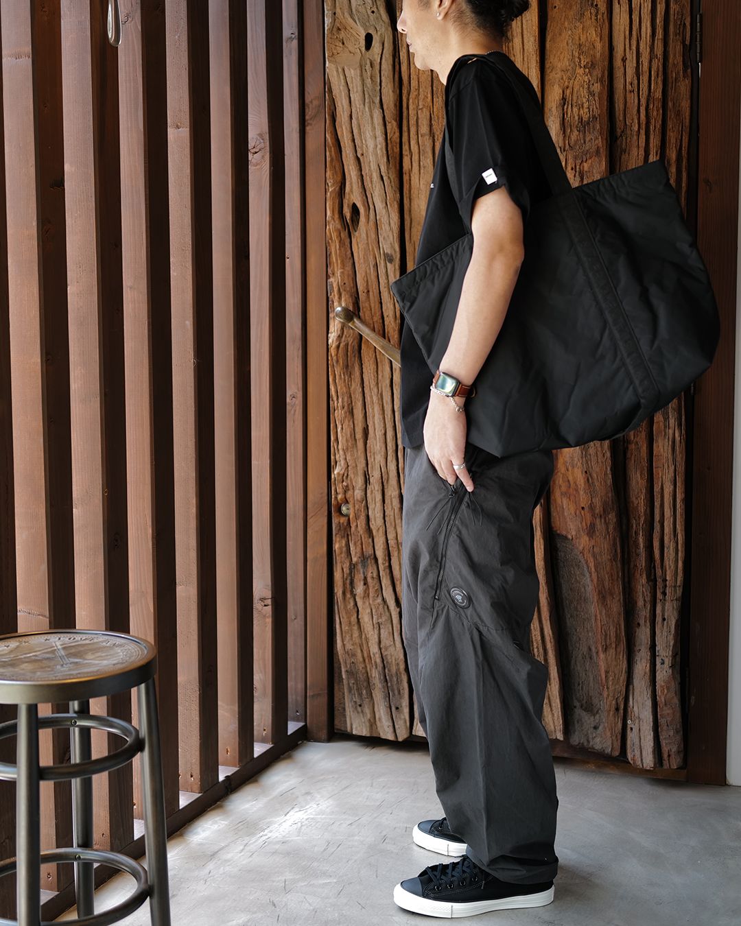 C.P. COMPANY ： MICRO-REPS LOOSE SEAMLESS PANTS -RAVEN-