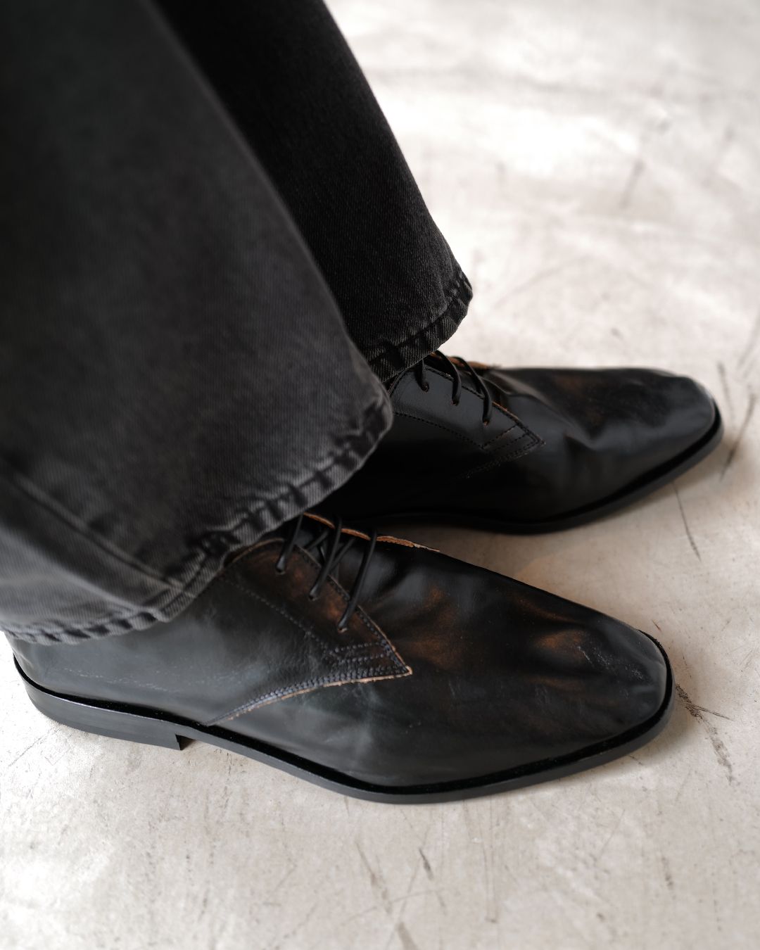 COLLAPSING CONSULTANT  True Dye Black Leather