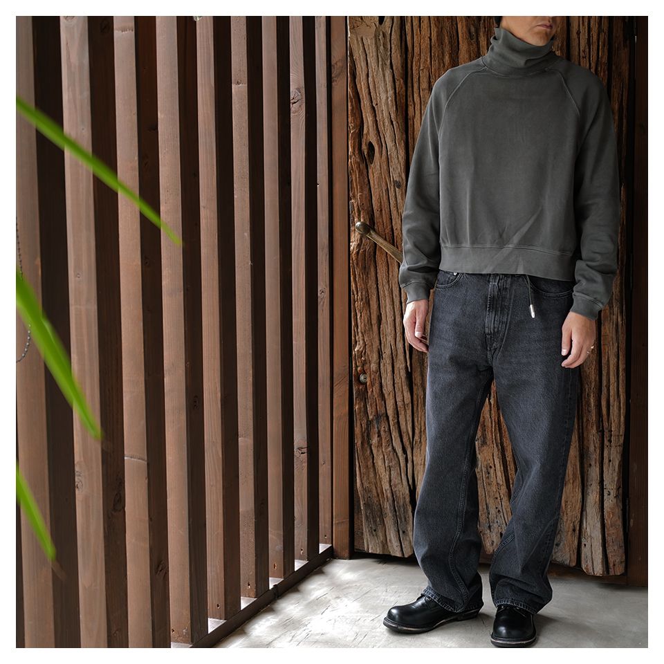 SCHOLAR ROLLNECK	Worn Black Athletic Rib