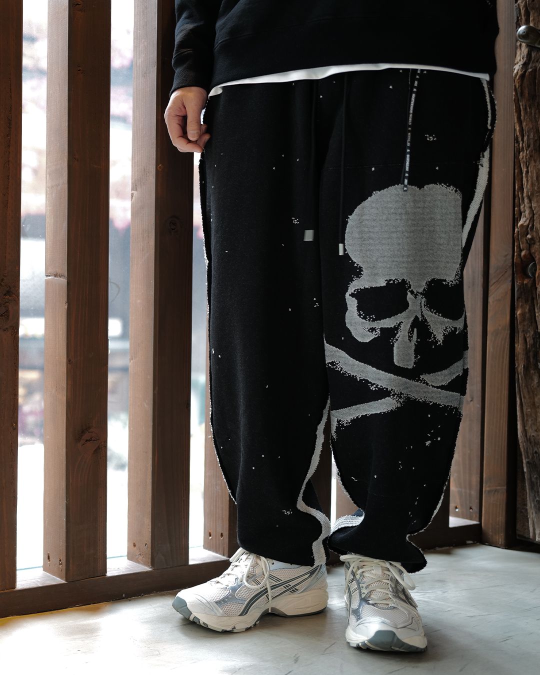 MASTERMIND WORLD : CUT-OFF SWEATPANTS