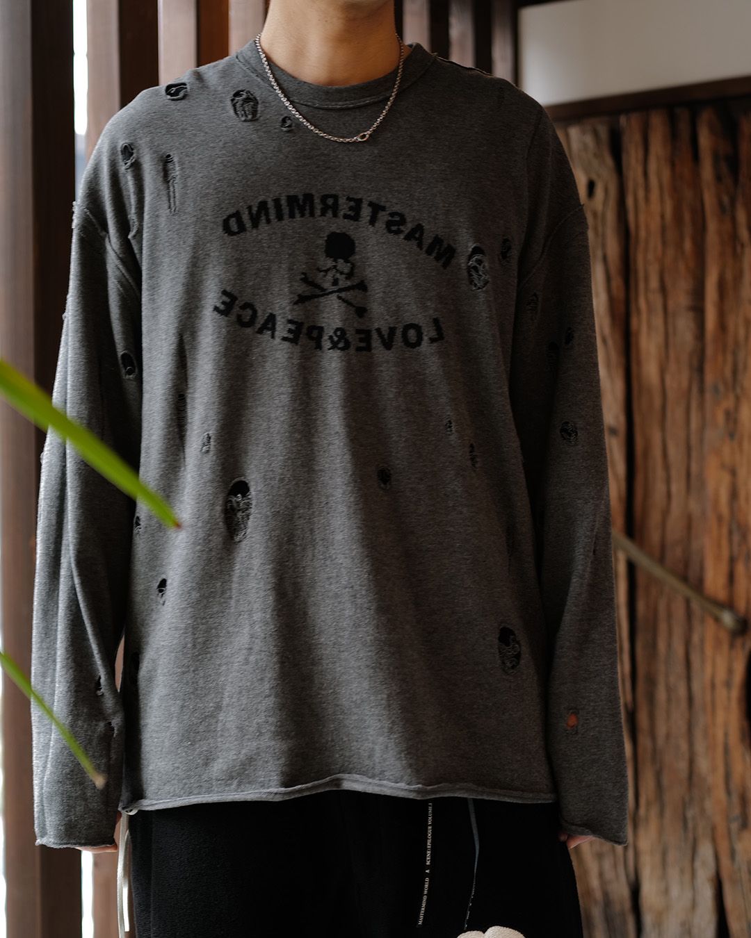 【MASTERMIND WORLD】 REVERSIBLE DISTRESSED TEE   BLACK x TOP GRAY