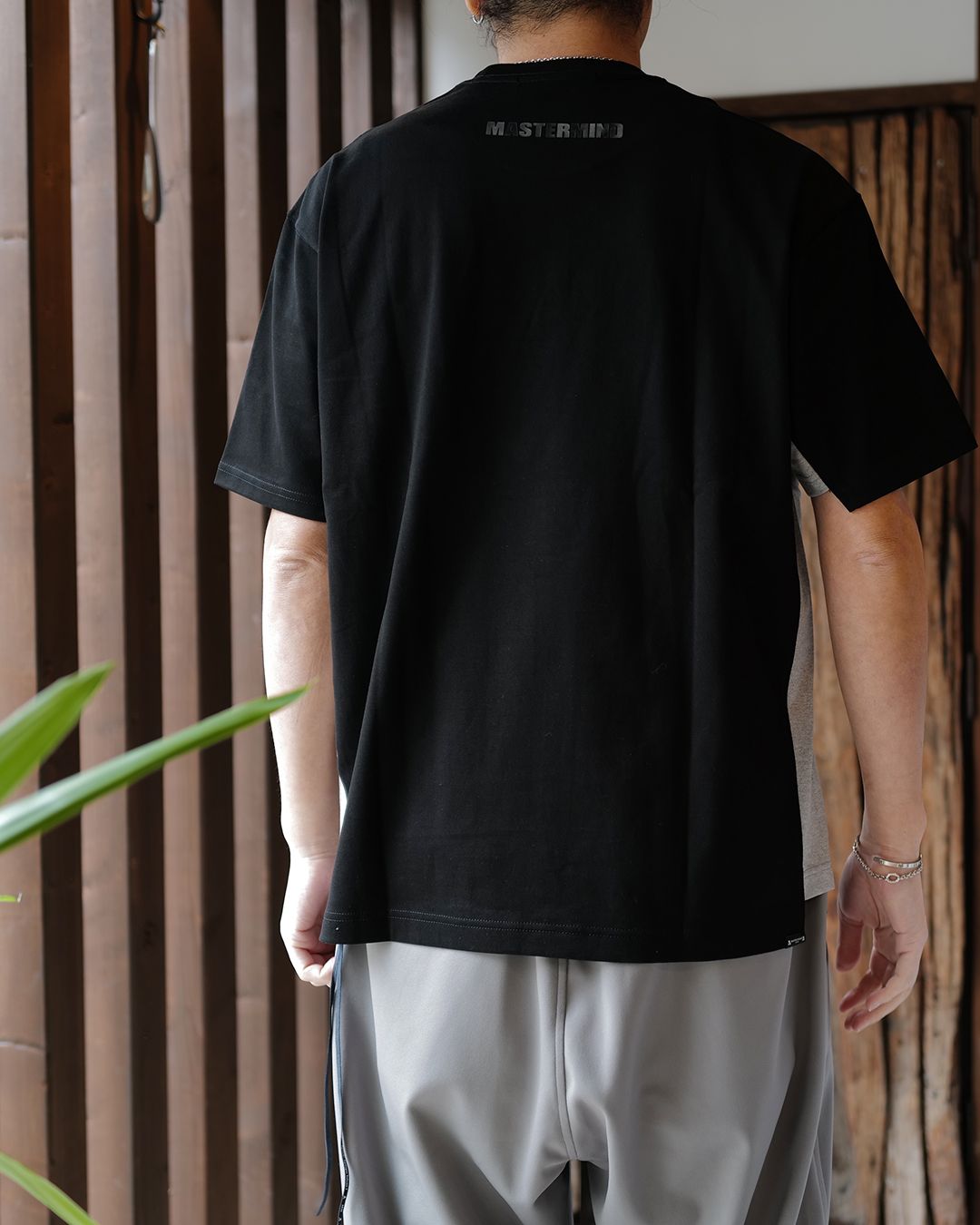 【mastermindJAPAN】 SIDE PANEL SS TEE BLACK x TOP GRAY