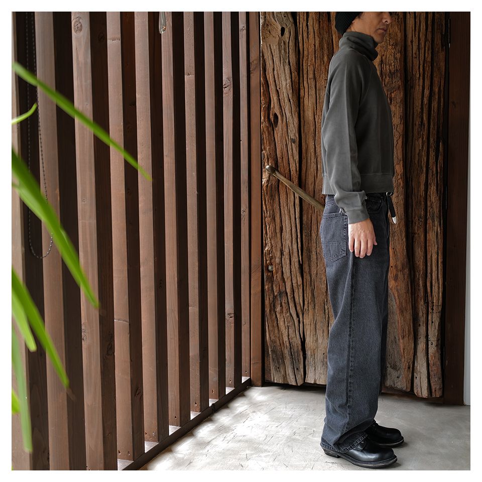 SCHOLAR ROLLNECK	Worn Black Athletic Rib