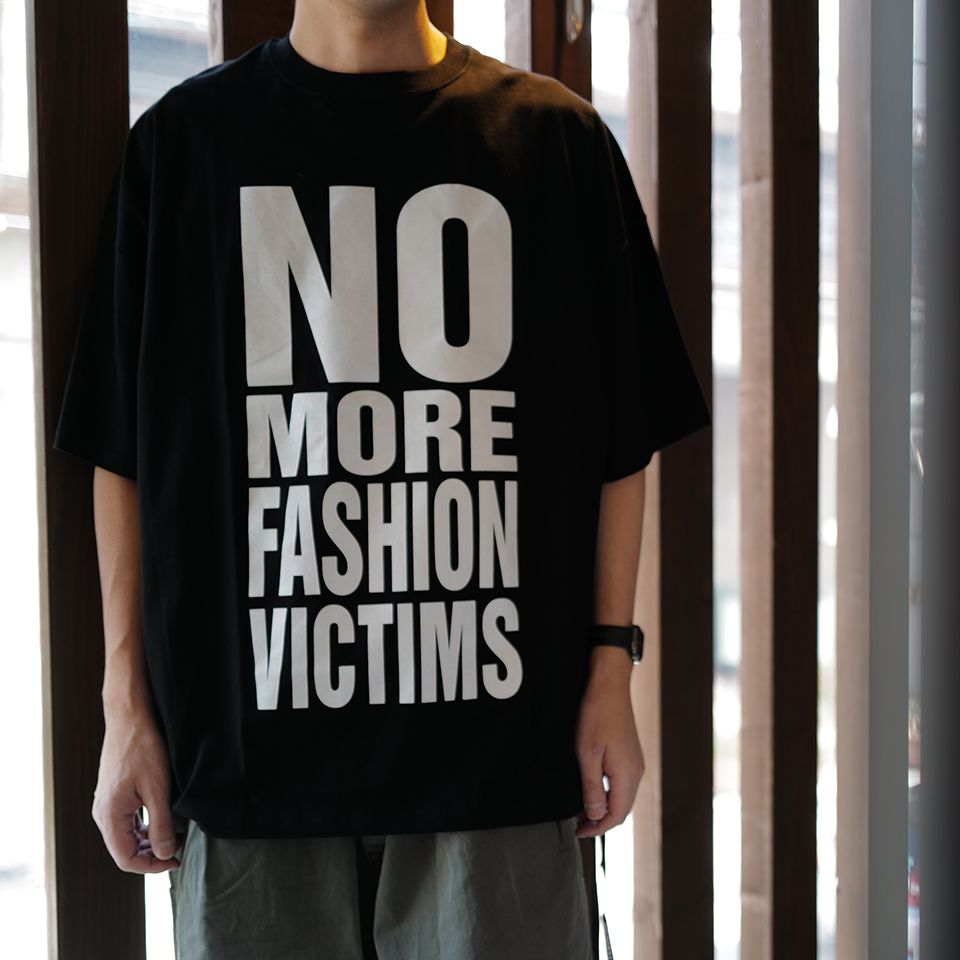 KATHARINE HAMNETT - SLOGAN BIG TEE / N.M.F.V Black | River