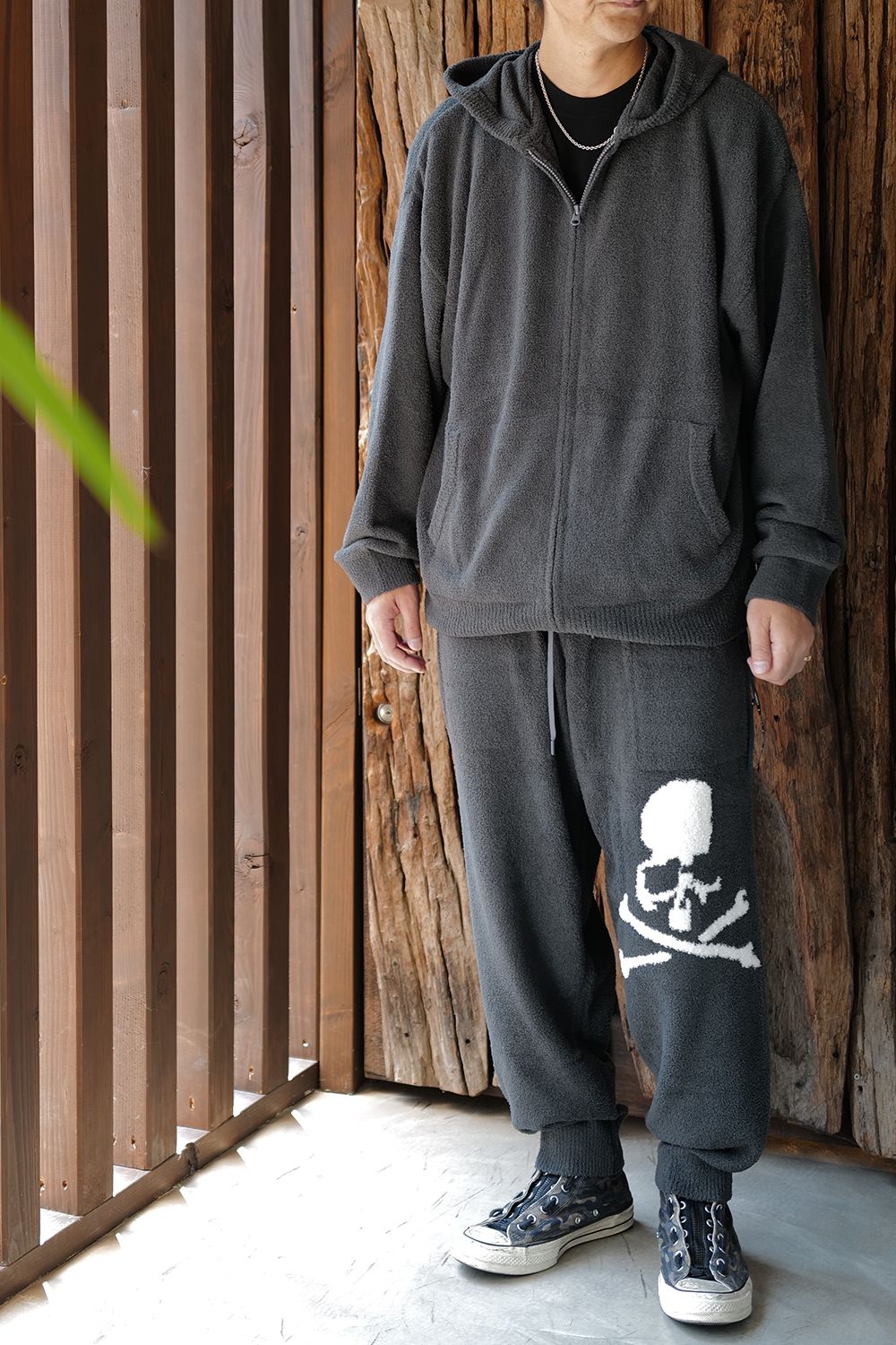 【MASTERMIND WORLD】 LOUNGE ZIP-UP HOODIE  CHARCOAL x WHITE
