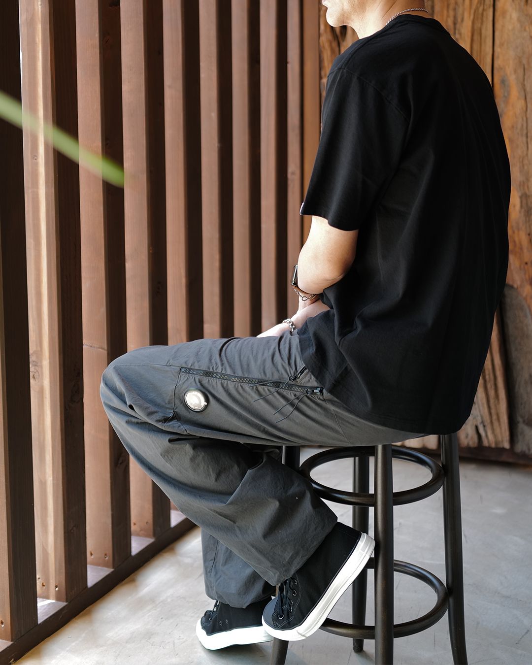 C.P. COMPANY ： MICRO-REPS LOOSE SEAMLESS PANTS -RAVEN-