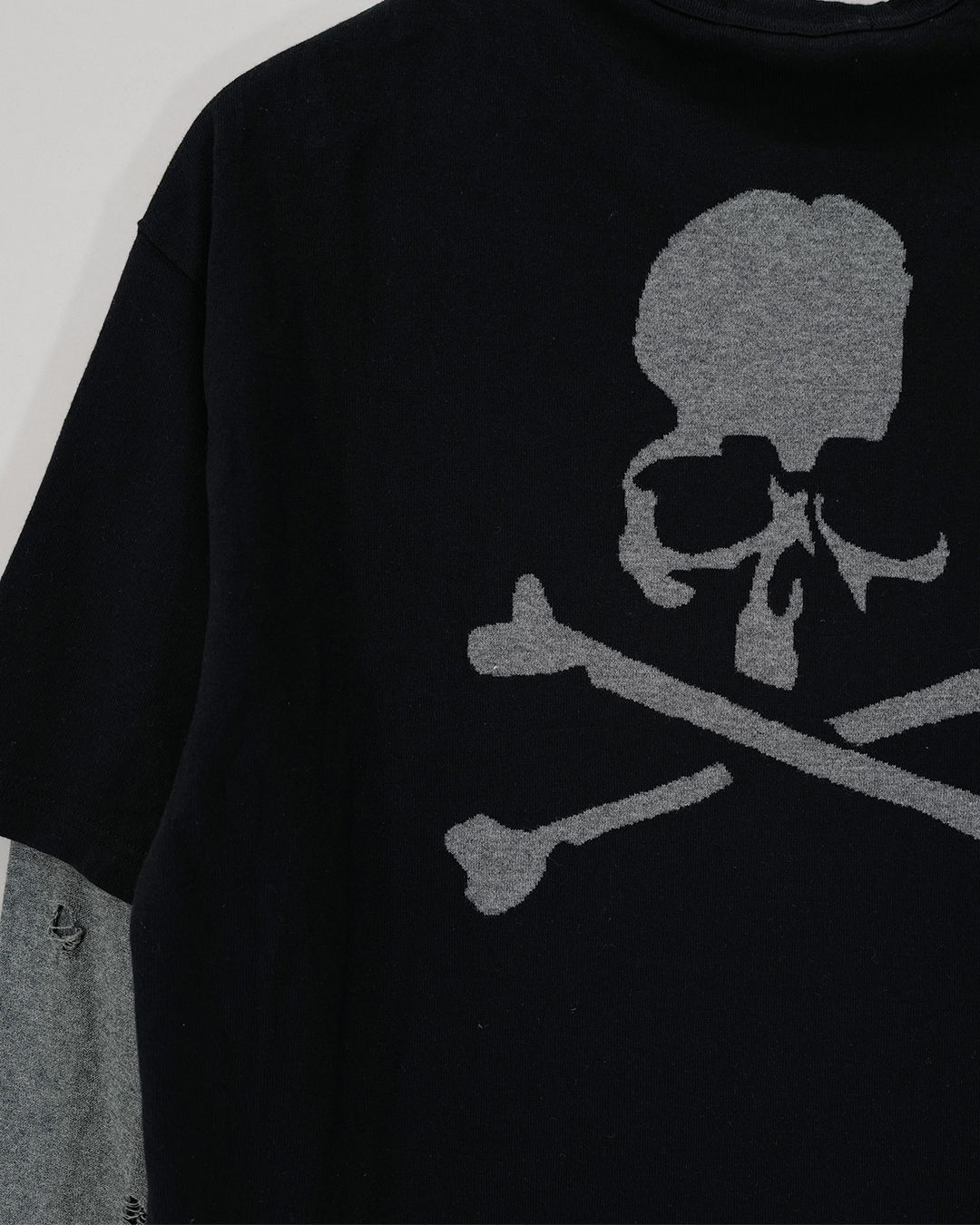 【MASTERMIND WORLD】 REVERSIBLE DISTRESSED TEE   BLACK x TOP GRAY