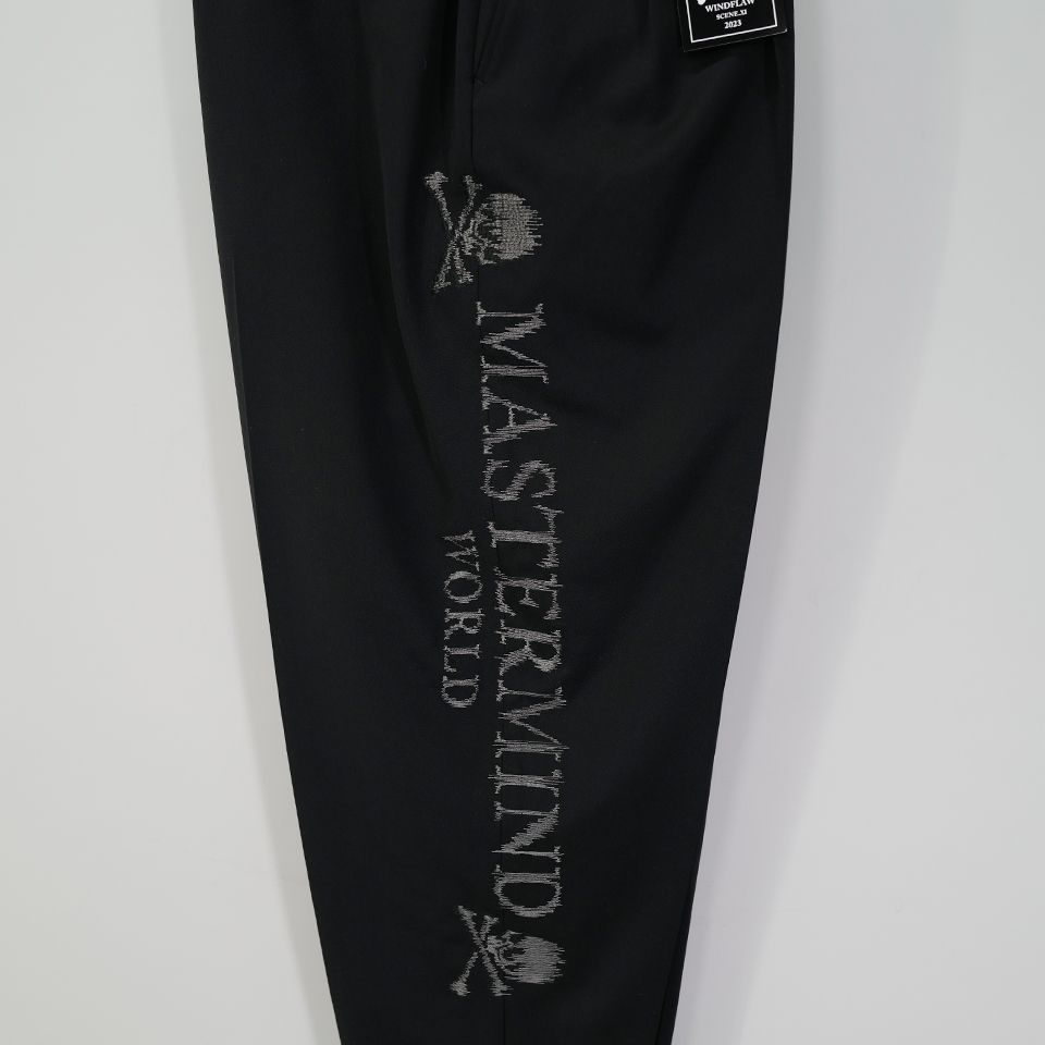 【MASTERMIND WORLD】 EMBROIDERED 2 TUCK EASY PANTS  BLACK