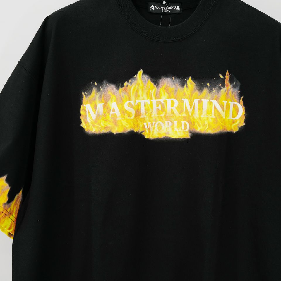 mastermind JAPAN - 【MASTERMIND WORLD】 FIRE SS TEE BLACK ( ORANGE 