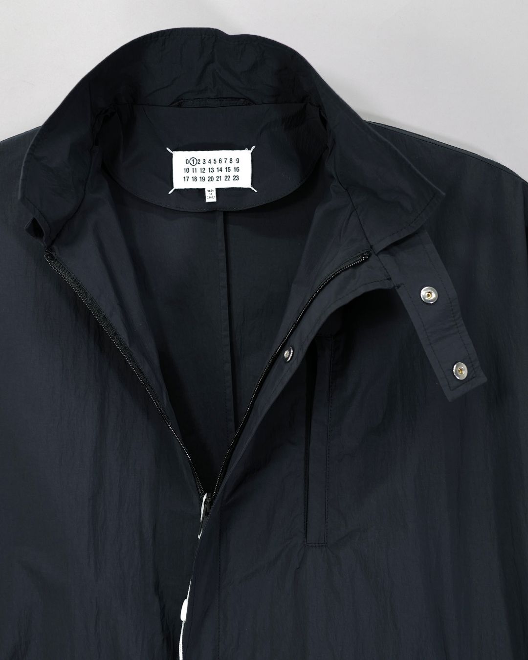 OVERSIZE RAIN COAT .