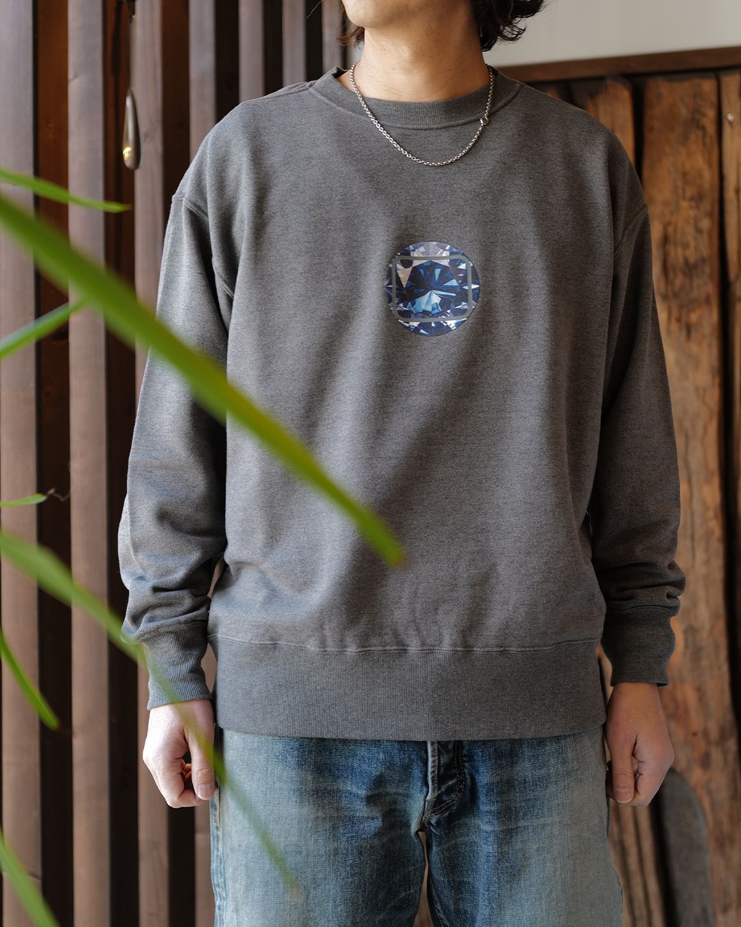 CREW NECK SWEAT GRAY .