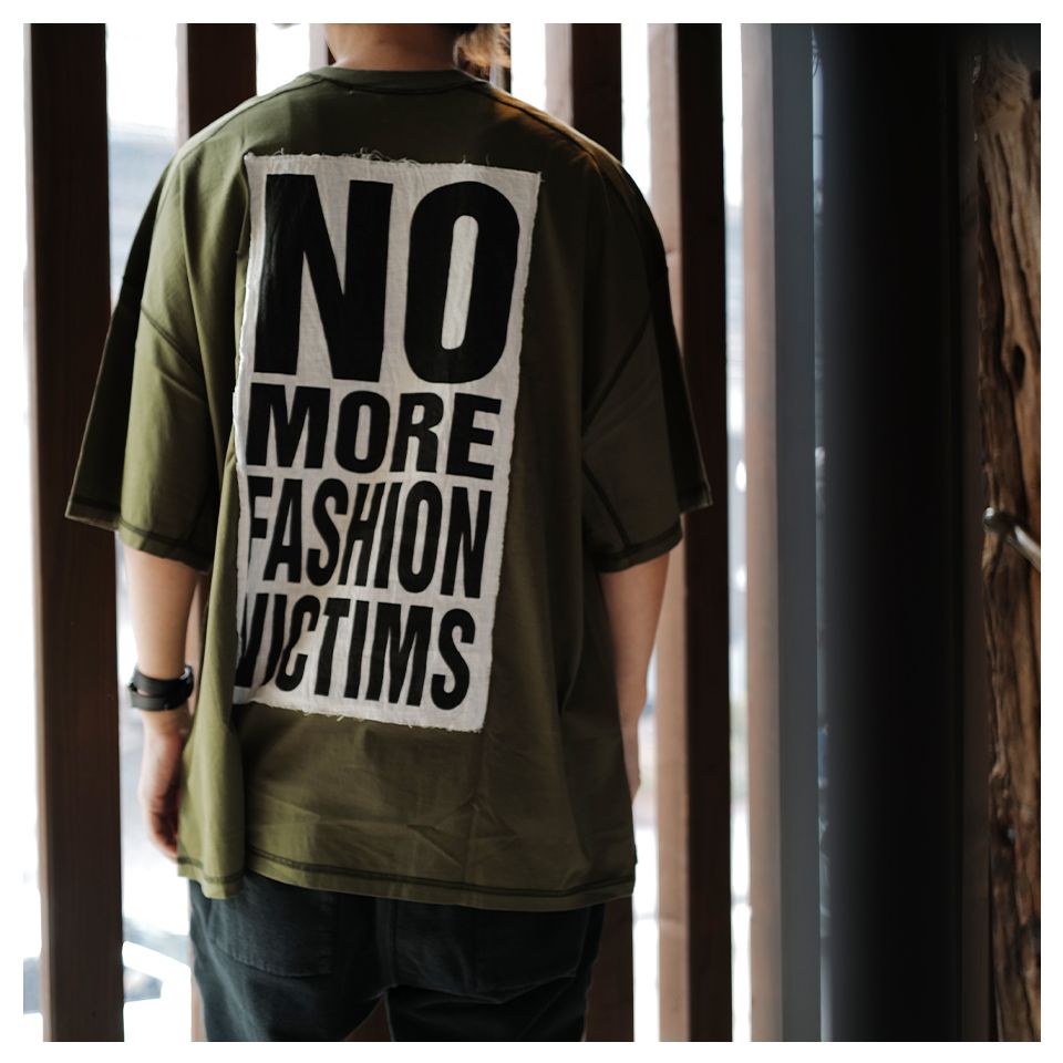 INSIDE OUT SLOGAN TEE  A.Green