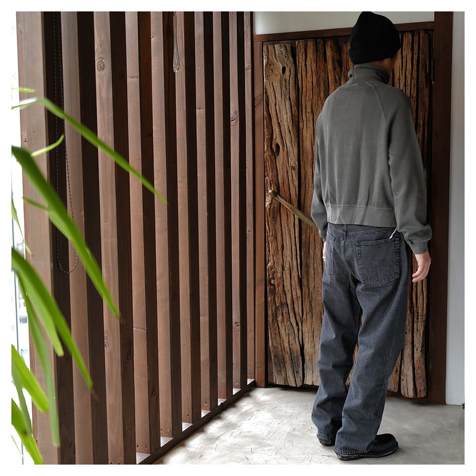 SCHOLAR ROLLNECK	Worn Black Athletic Rib