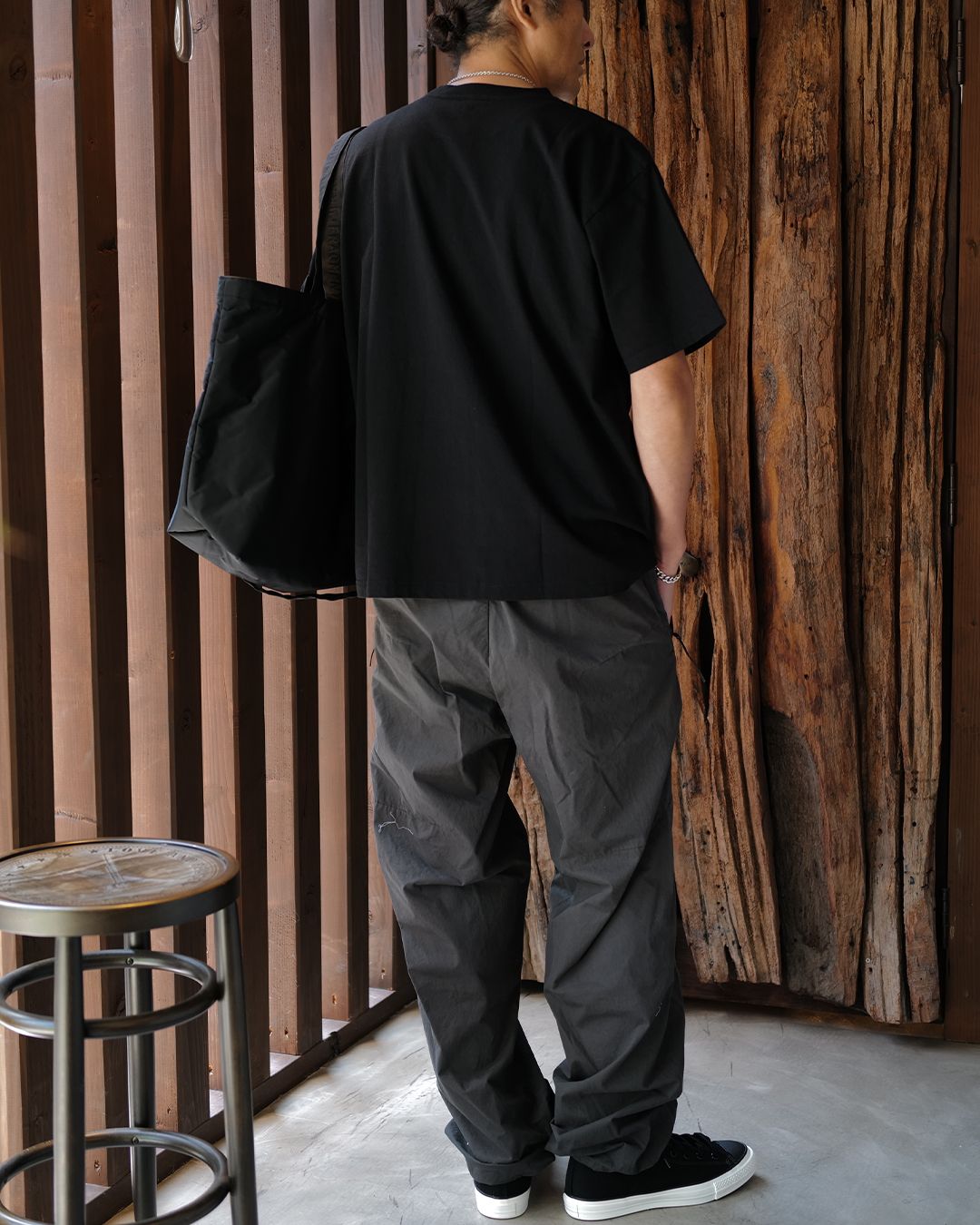 C.P. COMPANY ： MICRO-REPS LOOSE SEAMLESS PANTS -RAVEN-