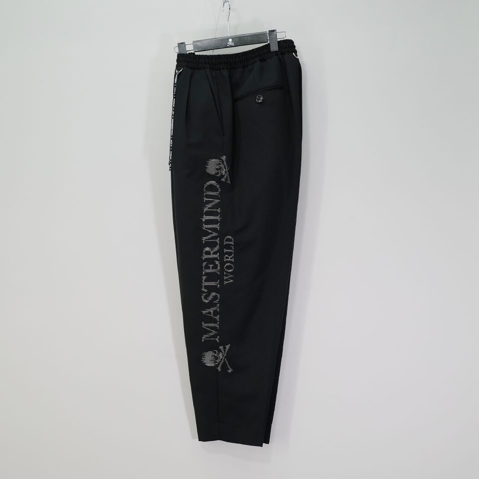 【MASTERMIND WORLD】 EMBROIDERED 2 TUCK EASY PANTS  BLACK
