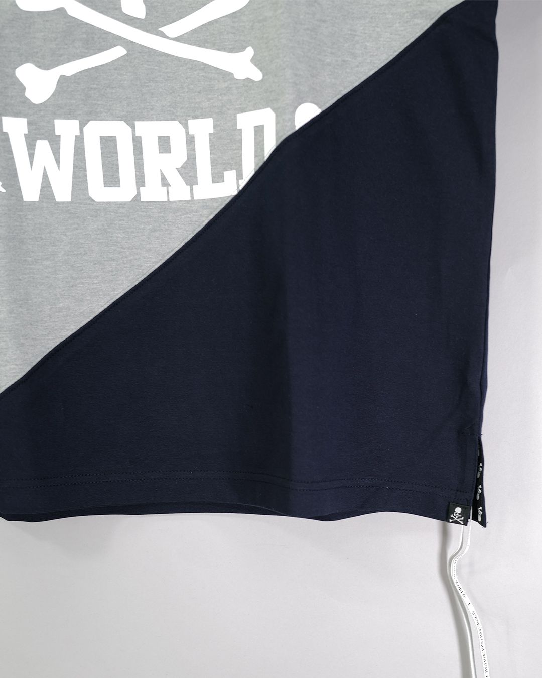 【MASTERMIND WORLD】 DIAGONAL BLOCKED SS TEE  NAVY x TOP GRAY x NAVY