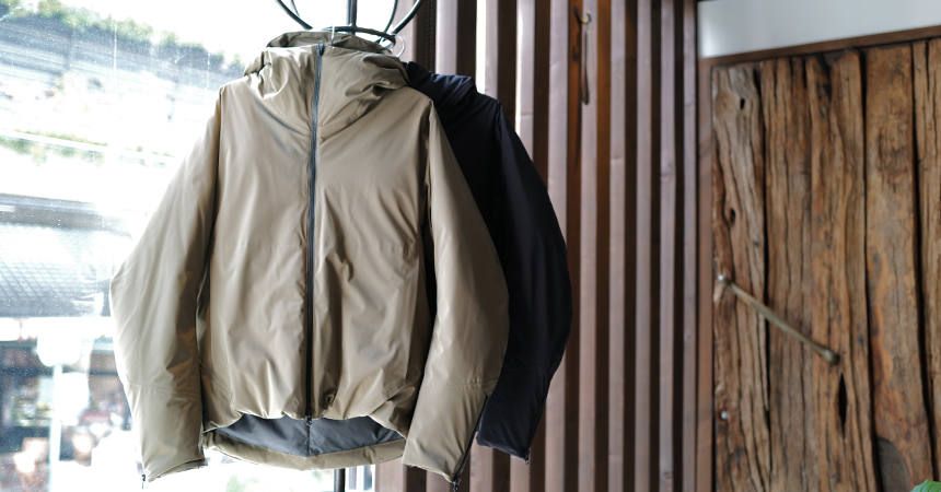 究極のシンプルダウン 　ATTACHMENT ：透湿防水3レイヤー フーデッドダウンブルゾン