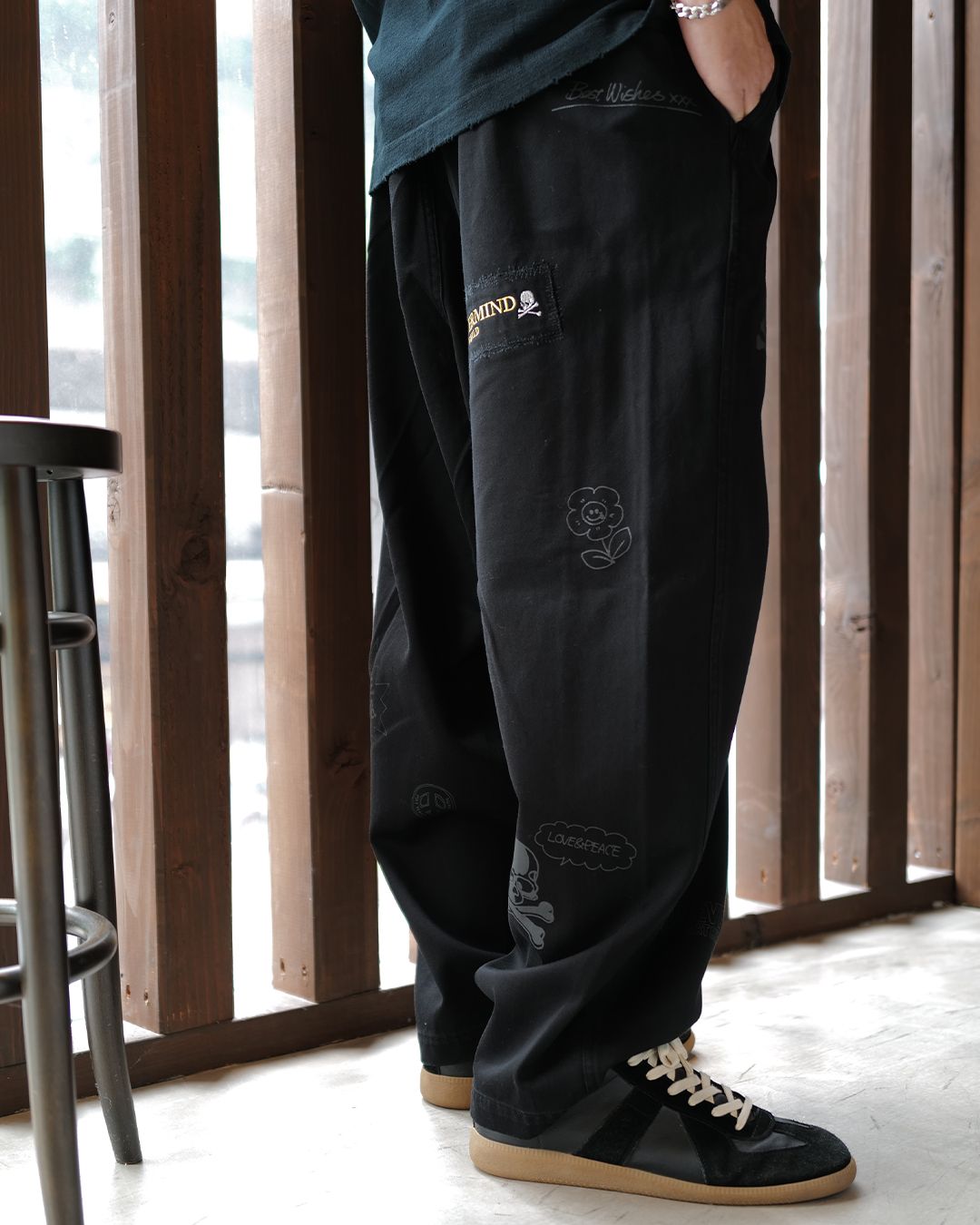 【MASTERMIND WORLD】 DOODLE PRINT WIDE EASY PANTS  BLACK