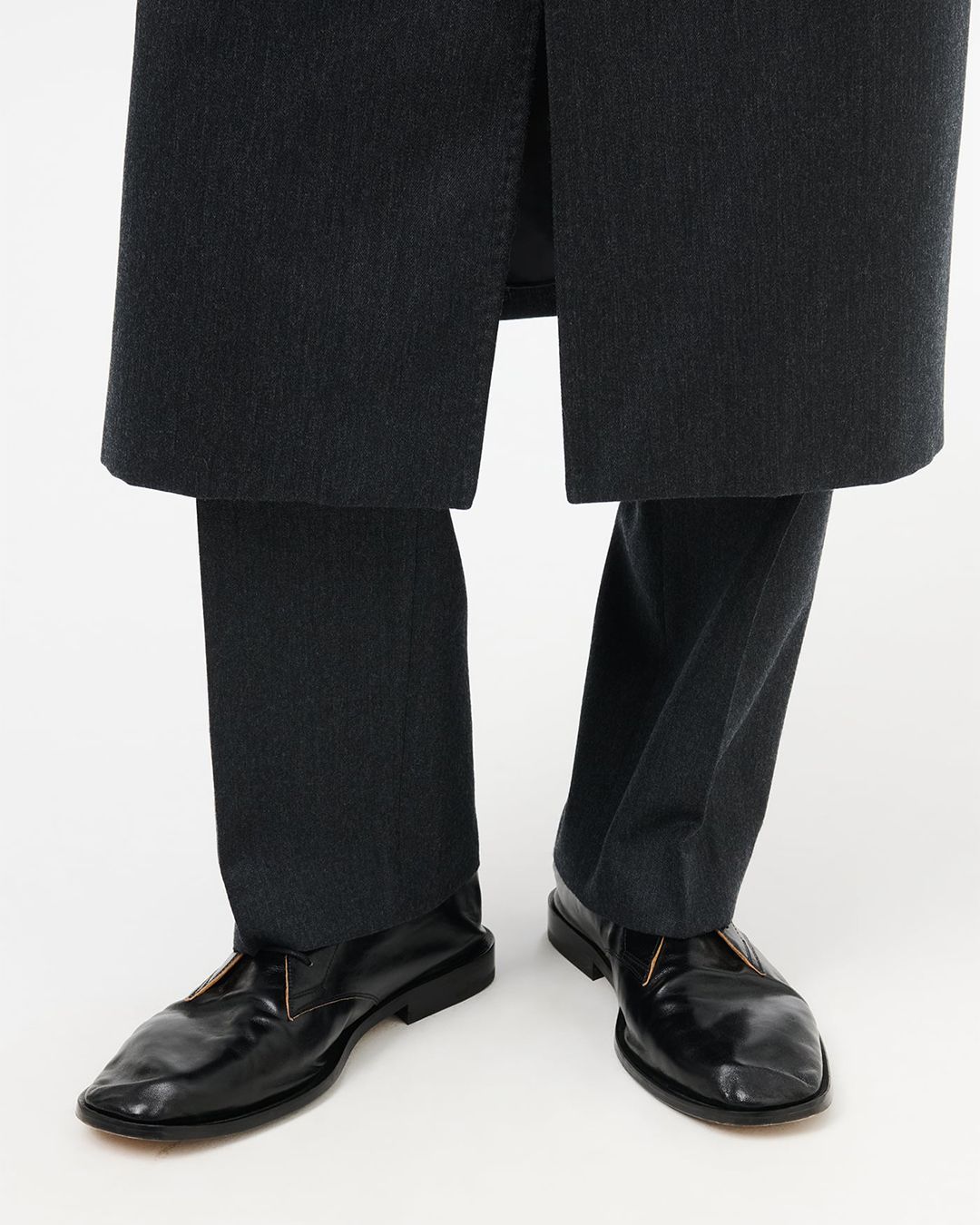 COLLAPSING CONSULTANT  True Dye Black Leather