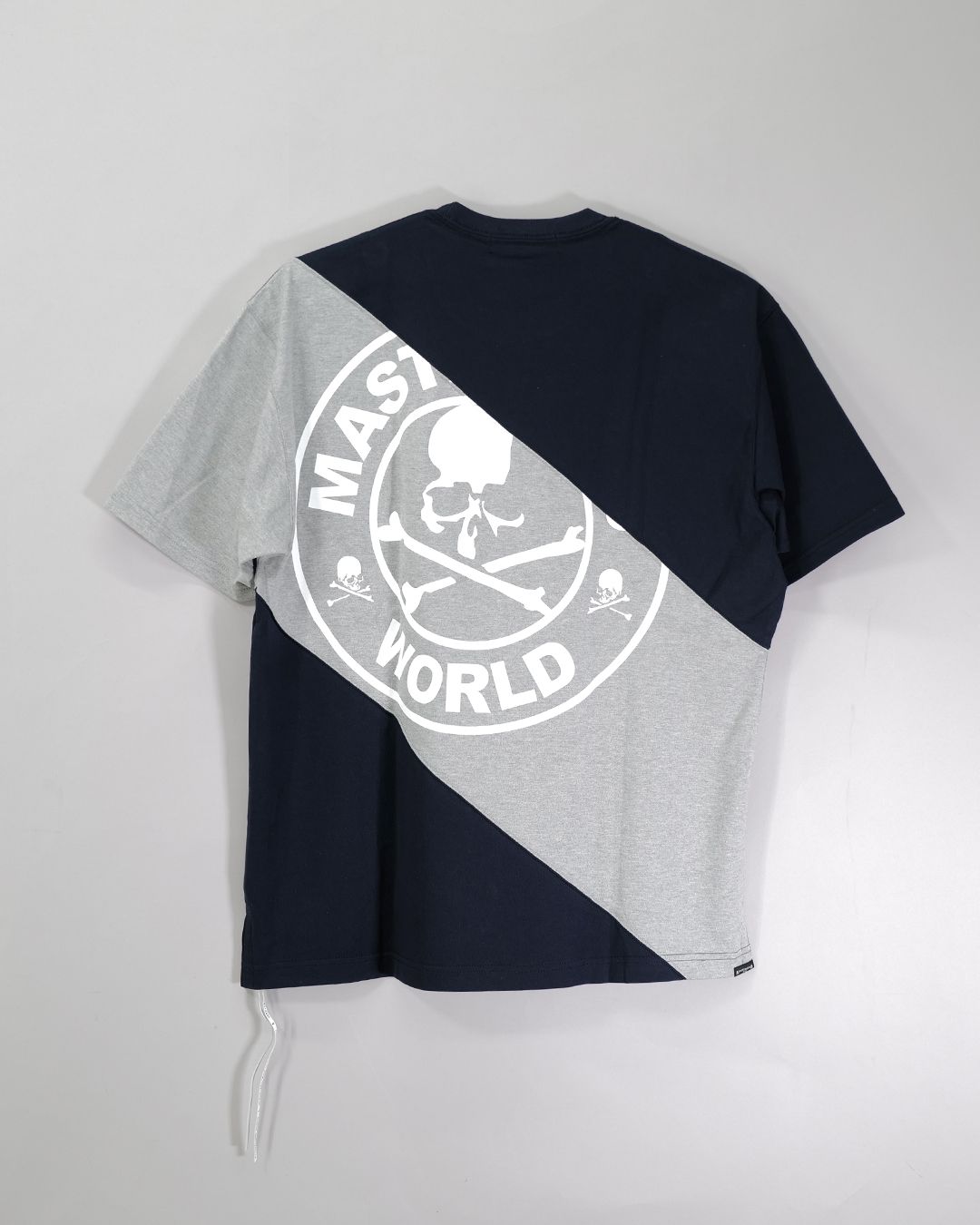 【MASTERMIND WORLD】 DIAGONAL BLOCKED SS TEE  NAVY x TOP GRAY x NAVY