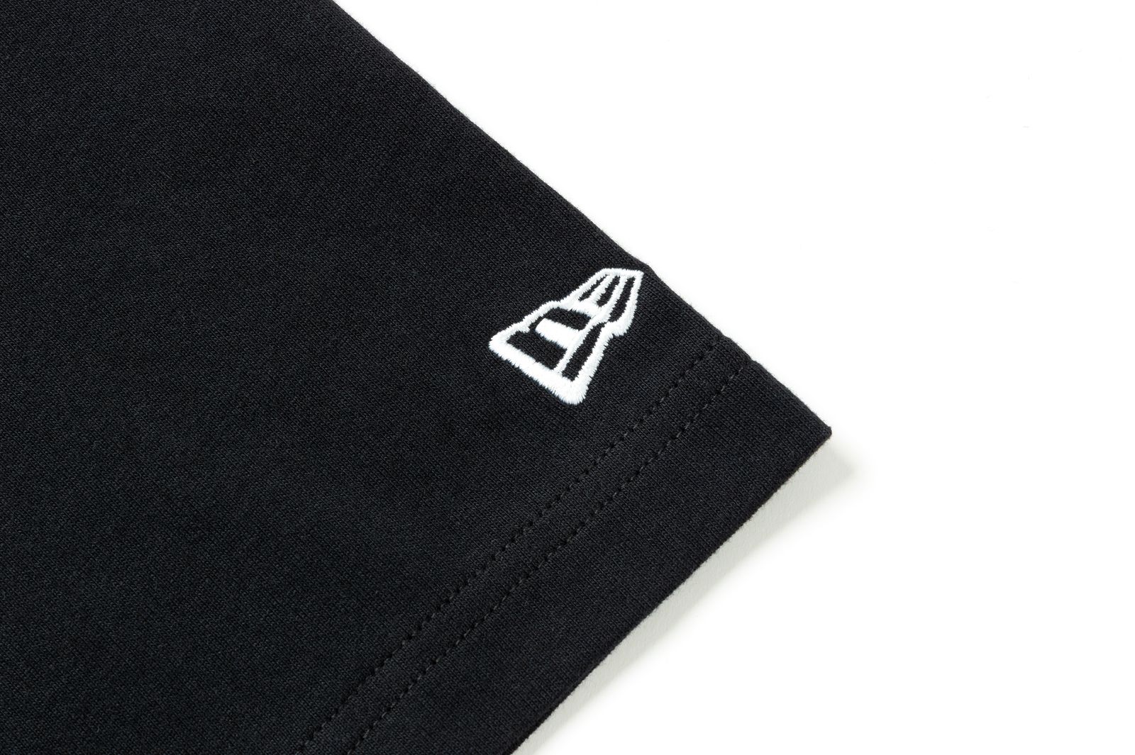 【MASTERMIND WORLD】 xNEW ERA SS TEE MMW SKULL LOGO BLK WHT