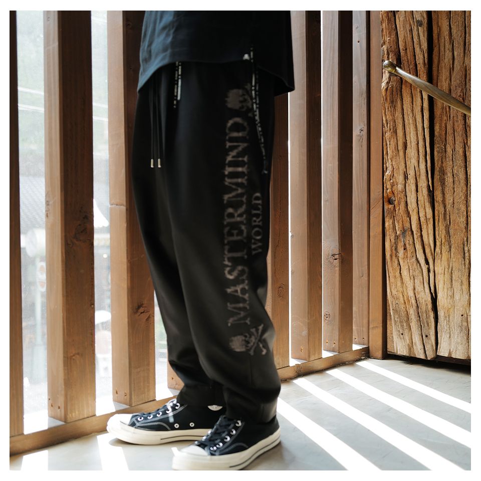 【MASTERMIND WORLD】 EMBROIDERED 2 TUCK EASY PANTS  BLACK