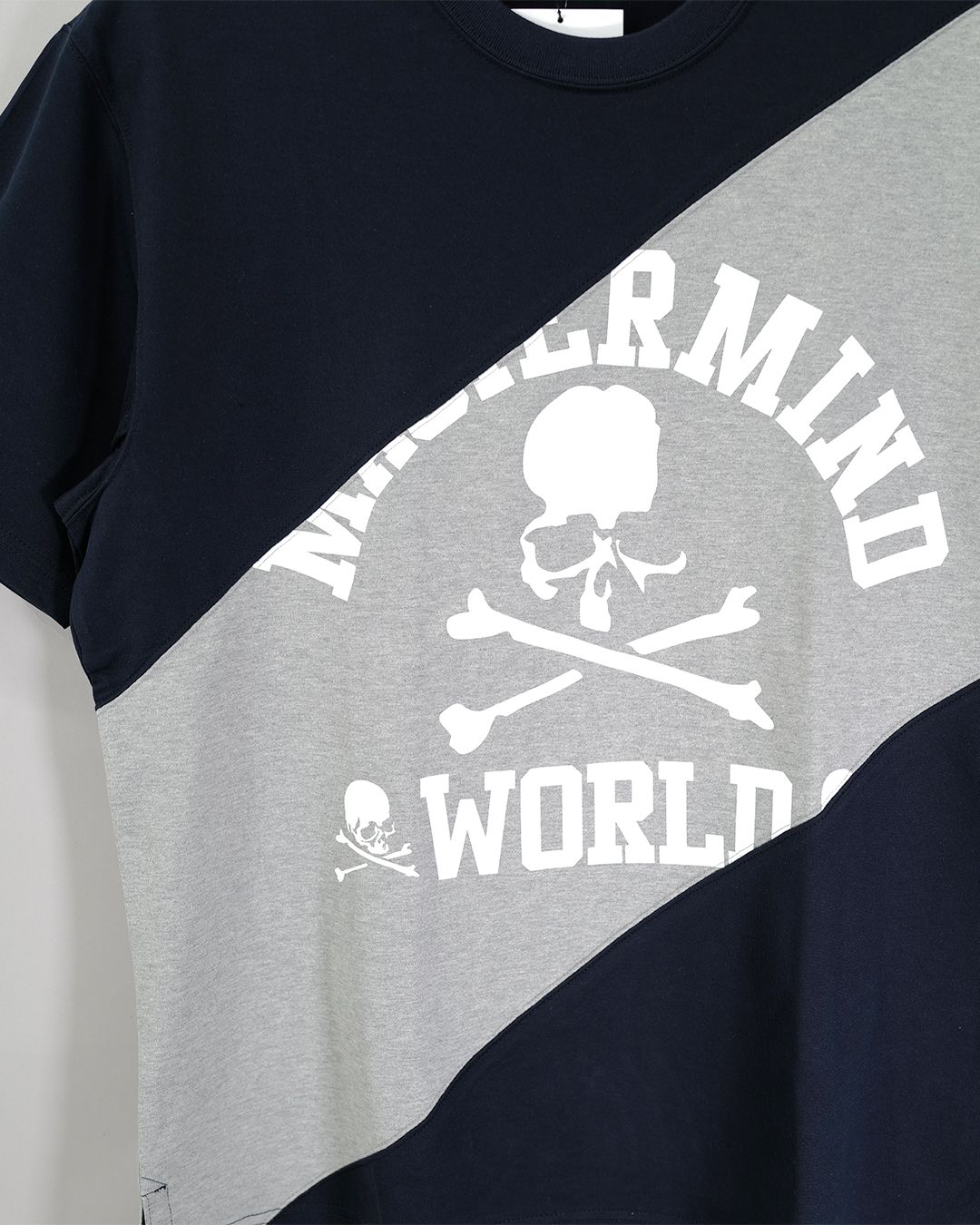 【MASTERMIND WORLD】 DIAGONAL BLOCKED SS TEE  NAVY x TOP GRAY x NAVY