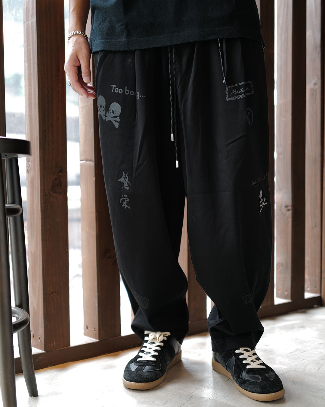 【MASTERMIND WORLD】 DOODLE PRINT WIDE EASY PANTS  BLACK