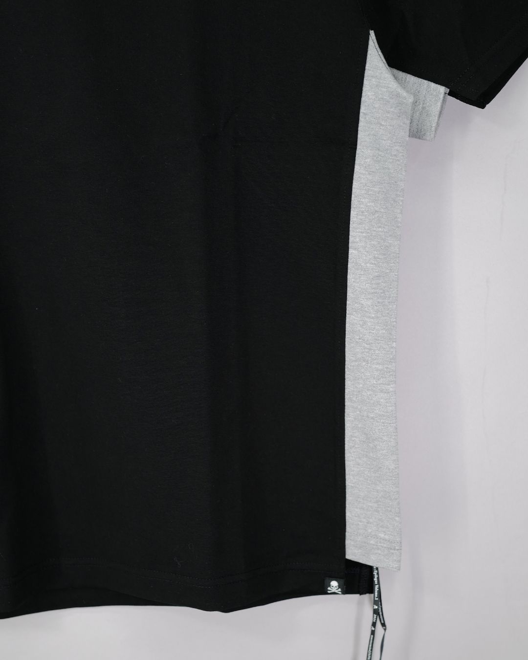 【mastermindJAPAN】 SIDE PANEL SS TEE BLACK x TOP GRAY