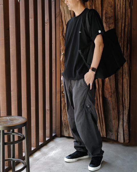 C.P. COMPANY ： MICRO-REPS LOOSE SEAMLESS PANTS -RAVEN-