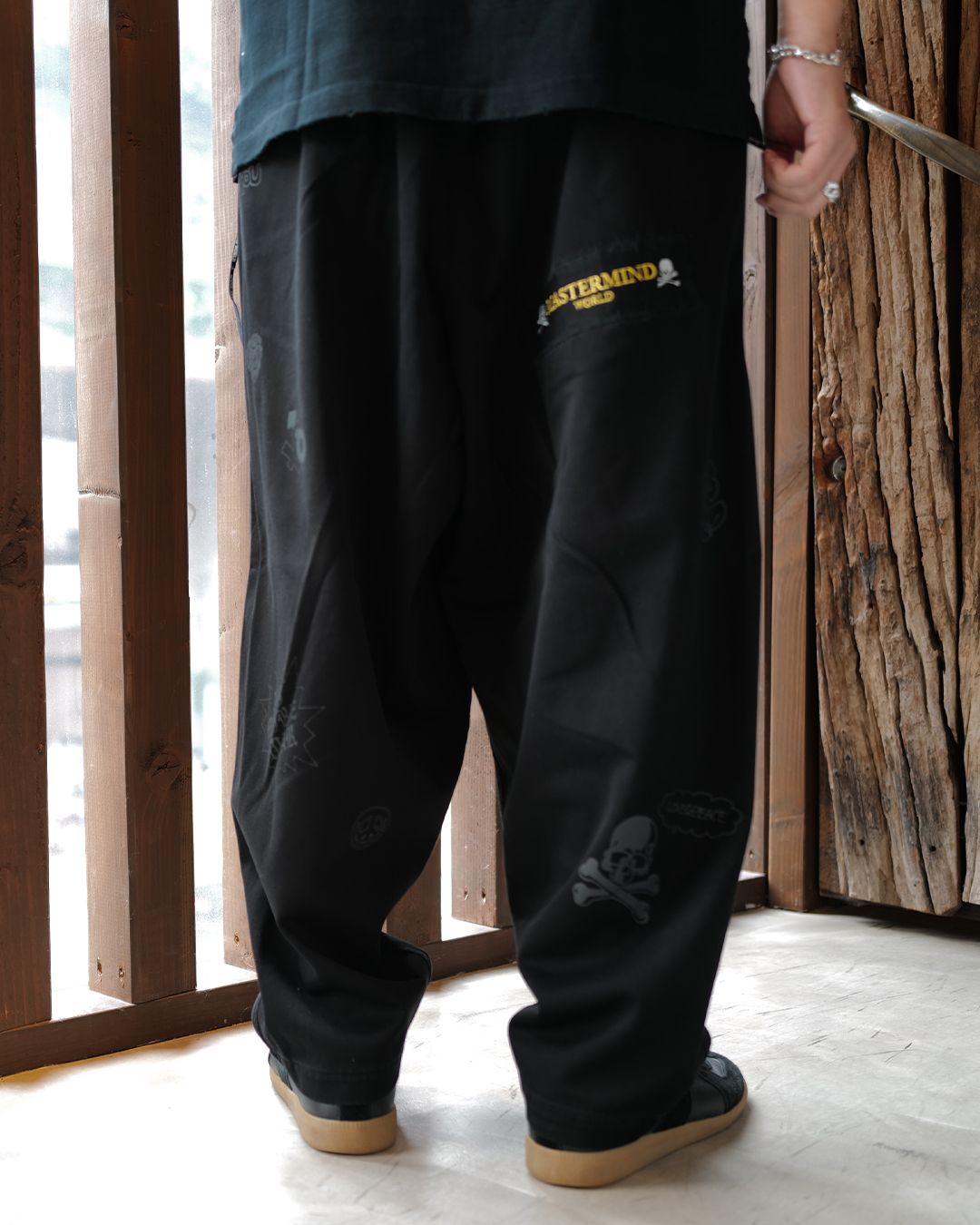 【MASTERMIND WORLD】 DOODLE PRINT WIDE EASY PANTS  BLACK