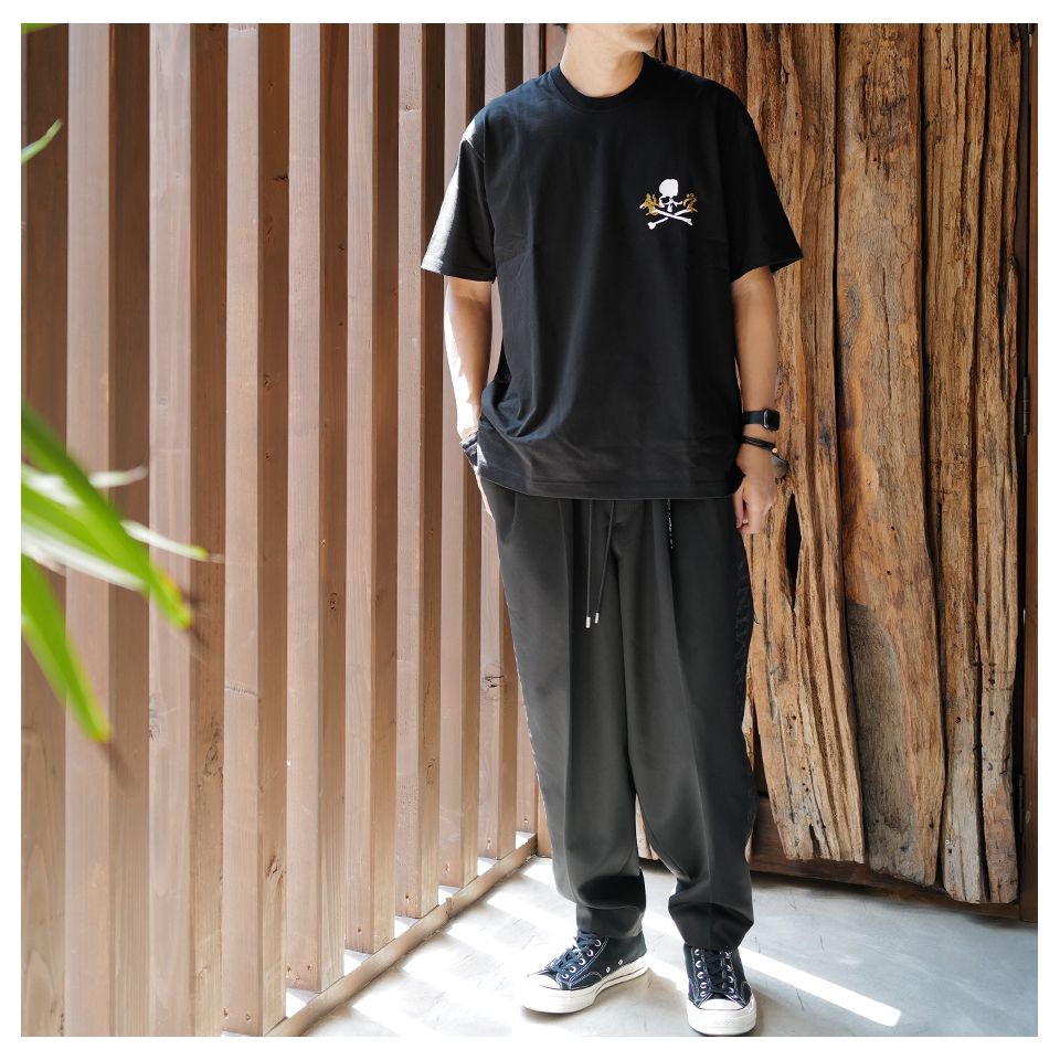 【MASTERMIND WORLD】 EMBROIDERED 2 TUCK EASY PANTS  BLACK