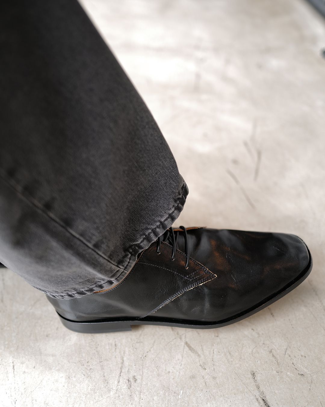 COLLAPSING CONSULTANT  True Dye Black Leather